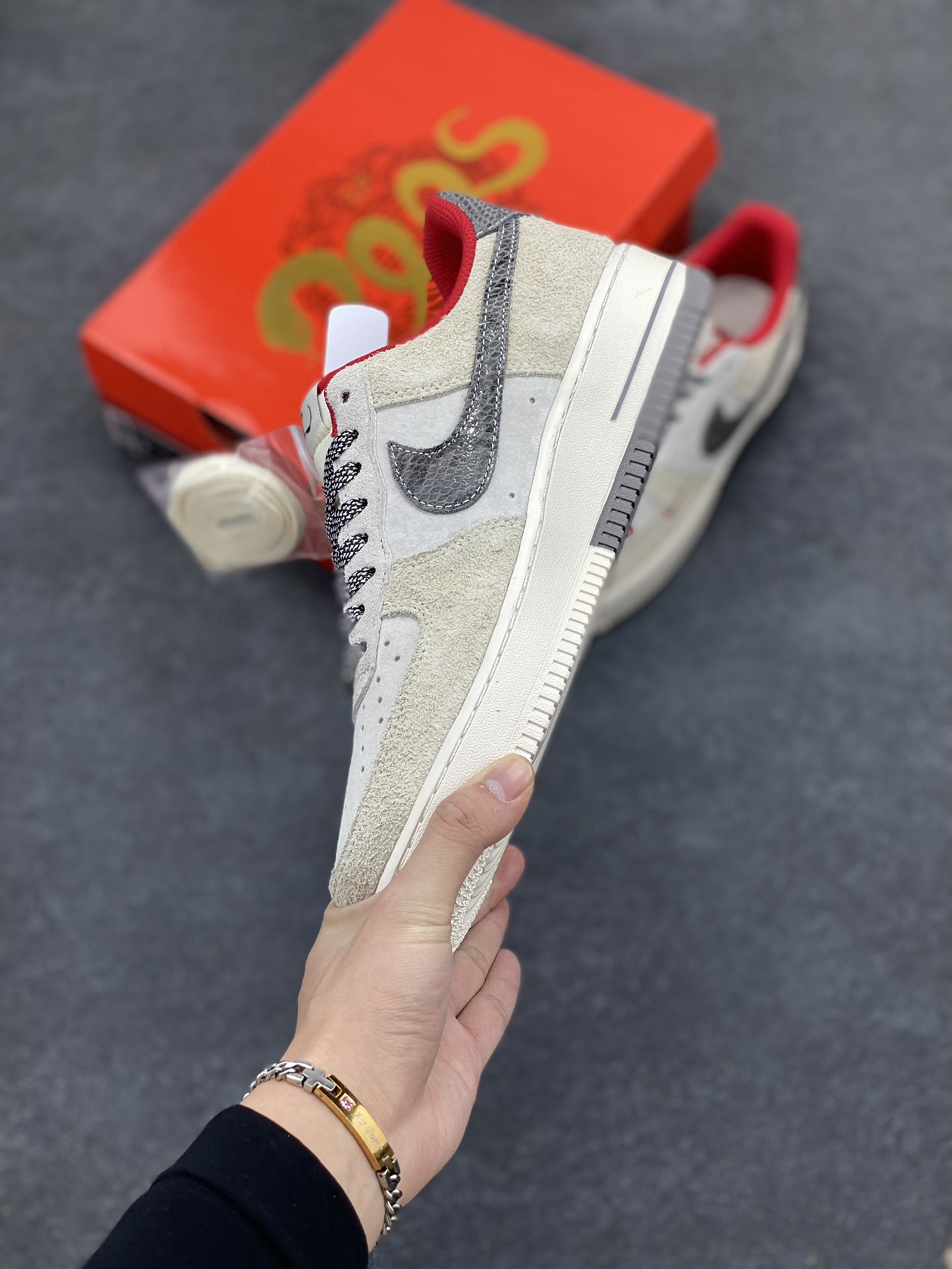 图片[3]-NIke Air Force 1 \’07 Low “Supreme联名–灰勾红小标”空军一号 低帮 运动鞋 休闲鞋 折边针车 工艺难度大 原楦头原纸板 原装鞋盒 定制五金配件 内置全掌气垫 原厂鞋底 货号：CH6336-510 尺码：36 36.5 37.5 38 38.5 39 40 40.5 41 42 42.5 43 44 44.5 45-选品中心