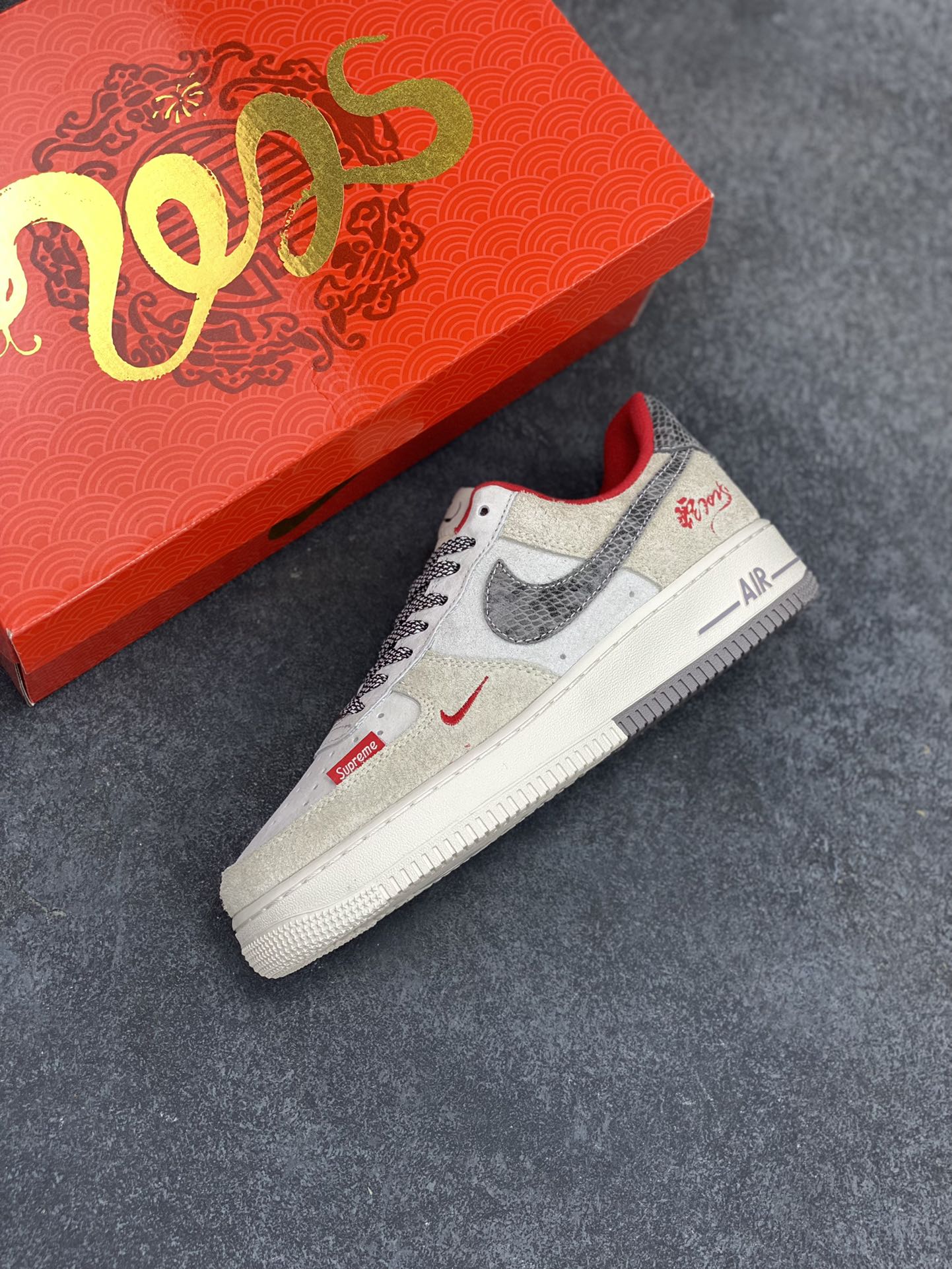 图片[7]-NIke Air Force 1 \’07 Low “Supreme联名–灰勾红小标”空军一号 低帮 运动鞋 休闲鞋 折边针车 工艺难度大 原楦头原纸板 原装鞋盒 定制五金配件 内置全掌气垫 原厂鞋底 货号：CH6336-510 尺码：36 36.5 37.5 38 38.5 39 40 40.5 41 42 42.5 43 44 44.5 45-选品中心