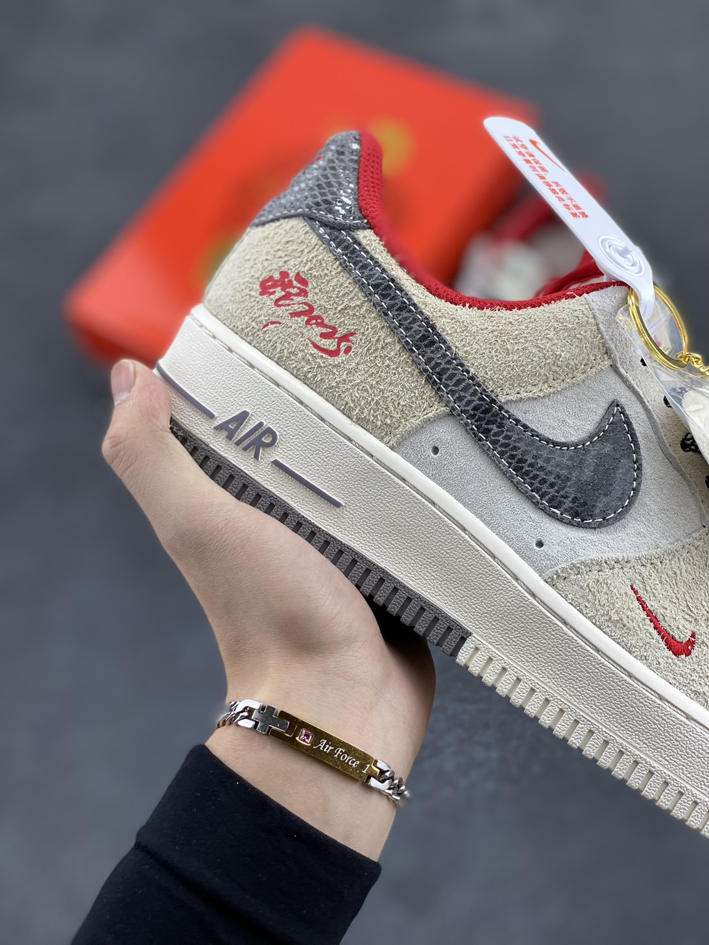 图片[6]-NIke Air Force 1 \’07 Low “Supreme联名–灰勾红小标”空军一号 低帮 运动鞋 休闲鞋 折边针车 工艺难度大 原楦头原纸板 原装鞋盒 定制五金配件 内置全掌气垫 原厂鞋底 货号：CH6336-510 尺码：36 36.5 37.5 38 38.5 39 40 40.5 41 42 42.5 43 44 44.5 45-选品中心