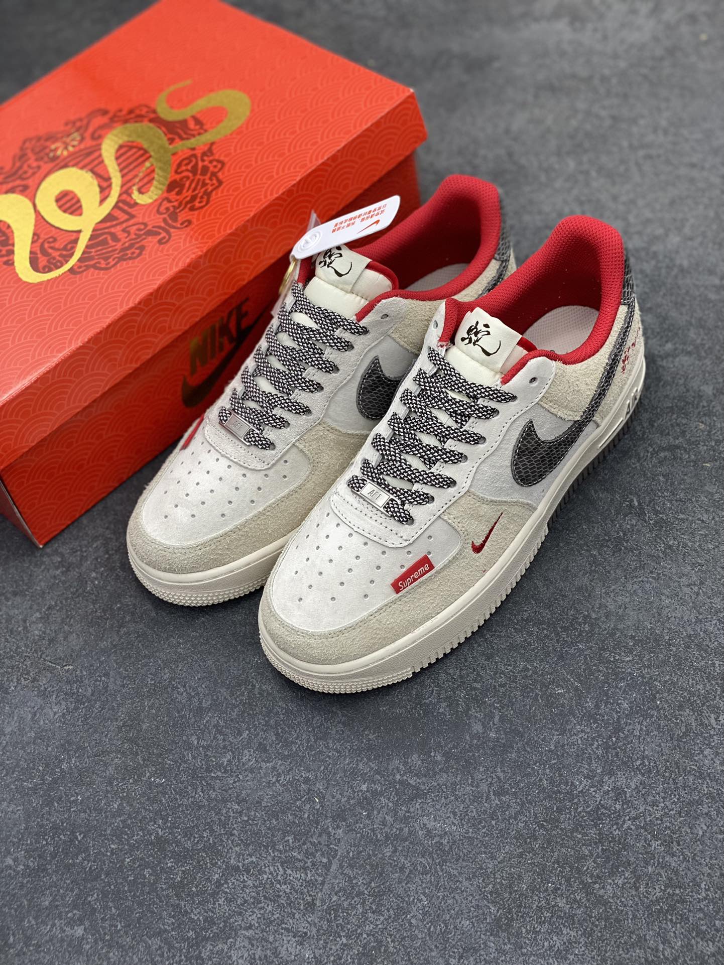 图片[8]-NIke Air Force 1 \’07 Low “Supreme联名–灰勾红小标”空军一号 低帮 运动鞋 休闲鞋 折边针车 工艺难度大 原楦头原纸板 原装鞋盒 定制五金配件 内置全掌气垫 原厂鞋底 货号：CH6336-510 尺码：36 36.5 37.5 38 38.5 39 40 40.5 41 42 42.5 43 44 44.5 45-选品中心