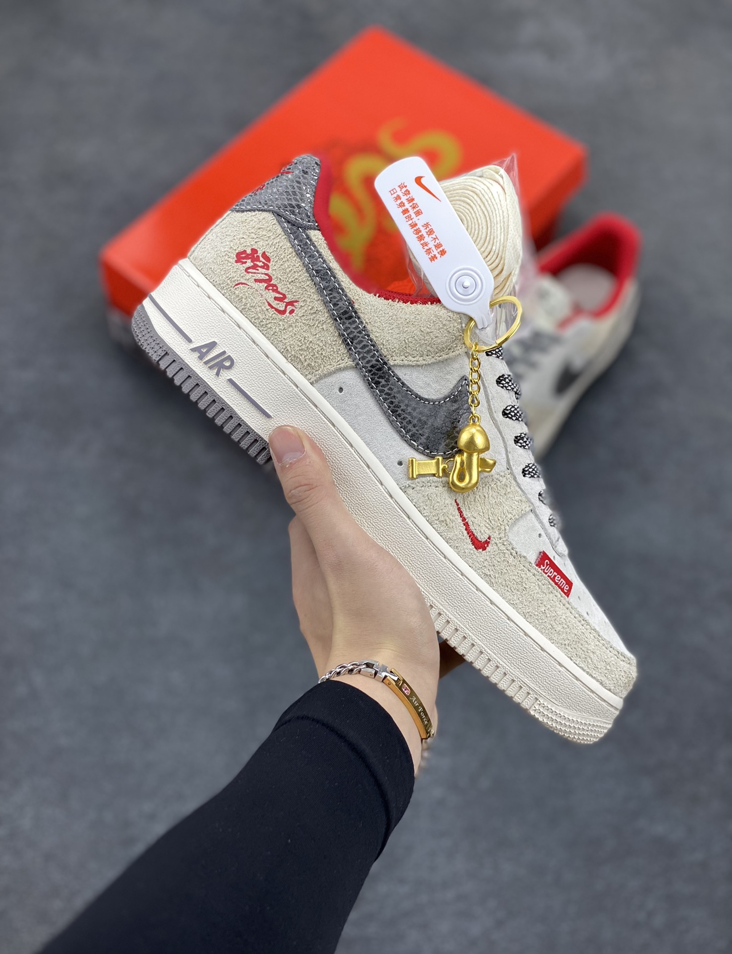 NIke Air Force 1 \’07 Low “Supreme联名–灰勾红小标”空军一号 低帮 运动鞋 休闲鞋 折边针车 工艺难度大 原楦头原纸板 原装鞋盒 定制五金配件 内置全掌气垫 原厂鞋底 货号:CH6336-510 尺码:36 36.5 37.5 38 38.5 39 40 40.5 41 42 42.5 43 44 44.5 45-选品中心