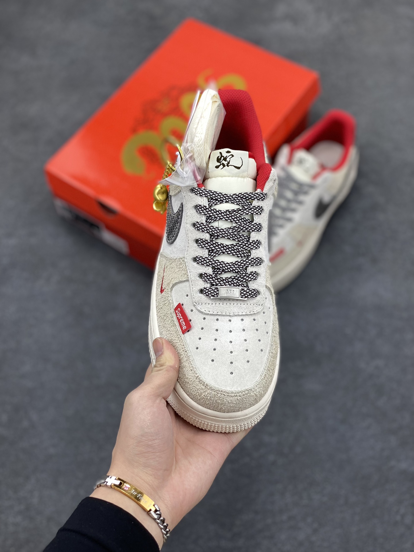 图片[2]-NIke Air Force 1 \’07 Low “Supreme联名–灰勾红小标”空军一号 低帮 运动鞋 休闲鞋 折边针车 工艺难度大 原楦头原纸板 原装鞋盒 定制五金配件 内置全掌气垫 原厂鞋底 货号：CH6336-510 尺码：36 36.5 37.5 38 38.5 39 40 40.5 41 42 42.5 43 44 44.5 45-选品中心