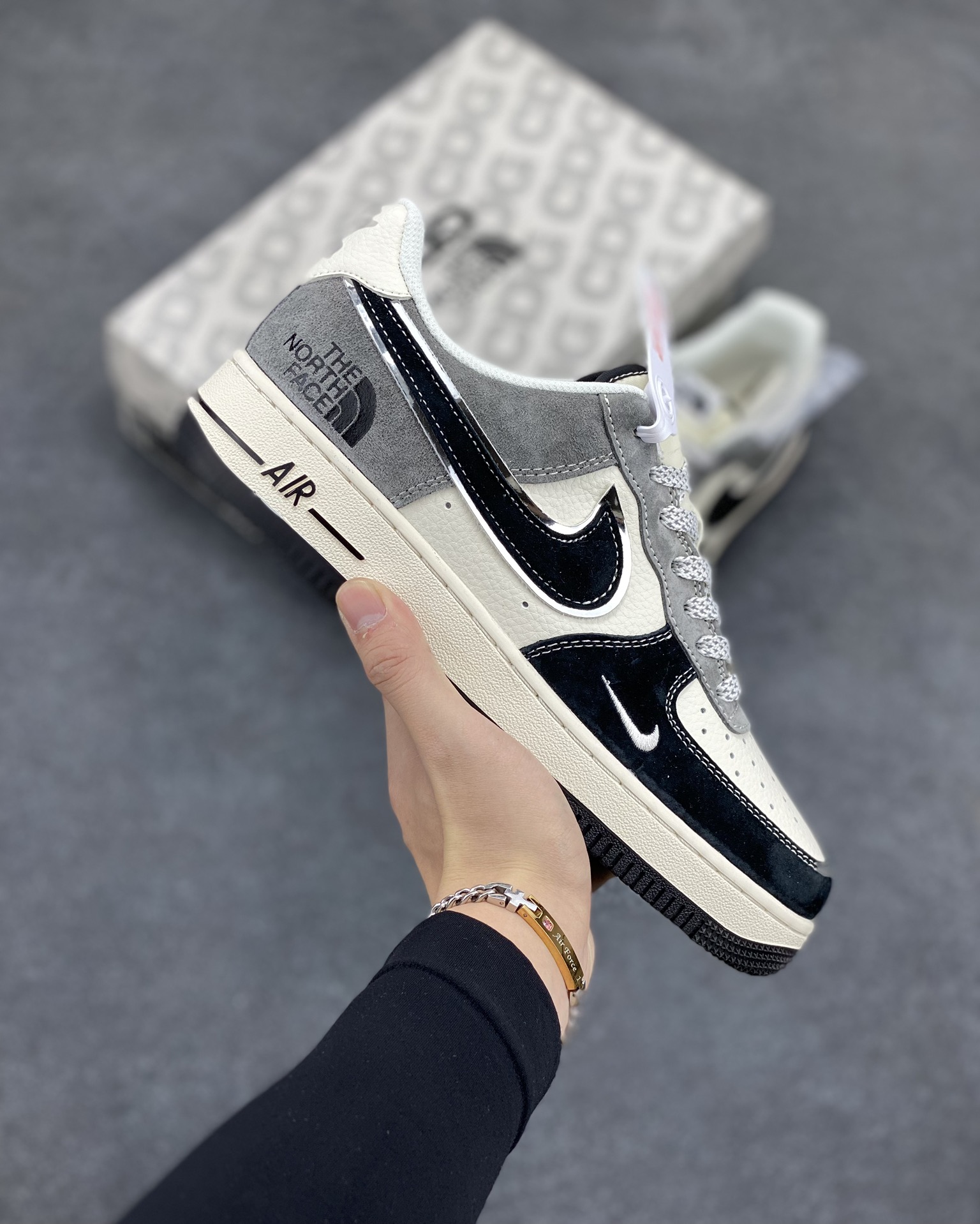 NIke Air Force 1 \’07 Low “北面联名–黑米灰”空军一号 低帮 运动鞋 休闲鞋 折边针车 工艺难度大 原楦头原纸板 原装鞋盒 定制五金配件 内置全掌气垫 原厂鞋底 货号:XZ6188-976 尺码:36 36.5 37.5 38 38.5 39 40 40.5 41 42 42.5 43 44 44.5 45-选品中心