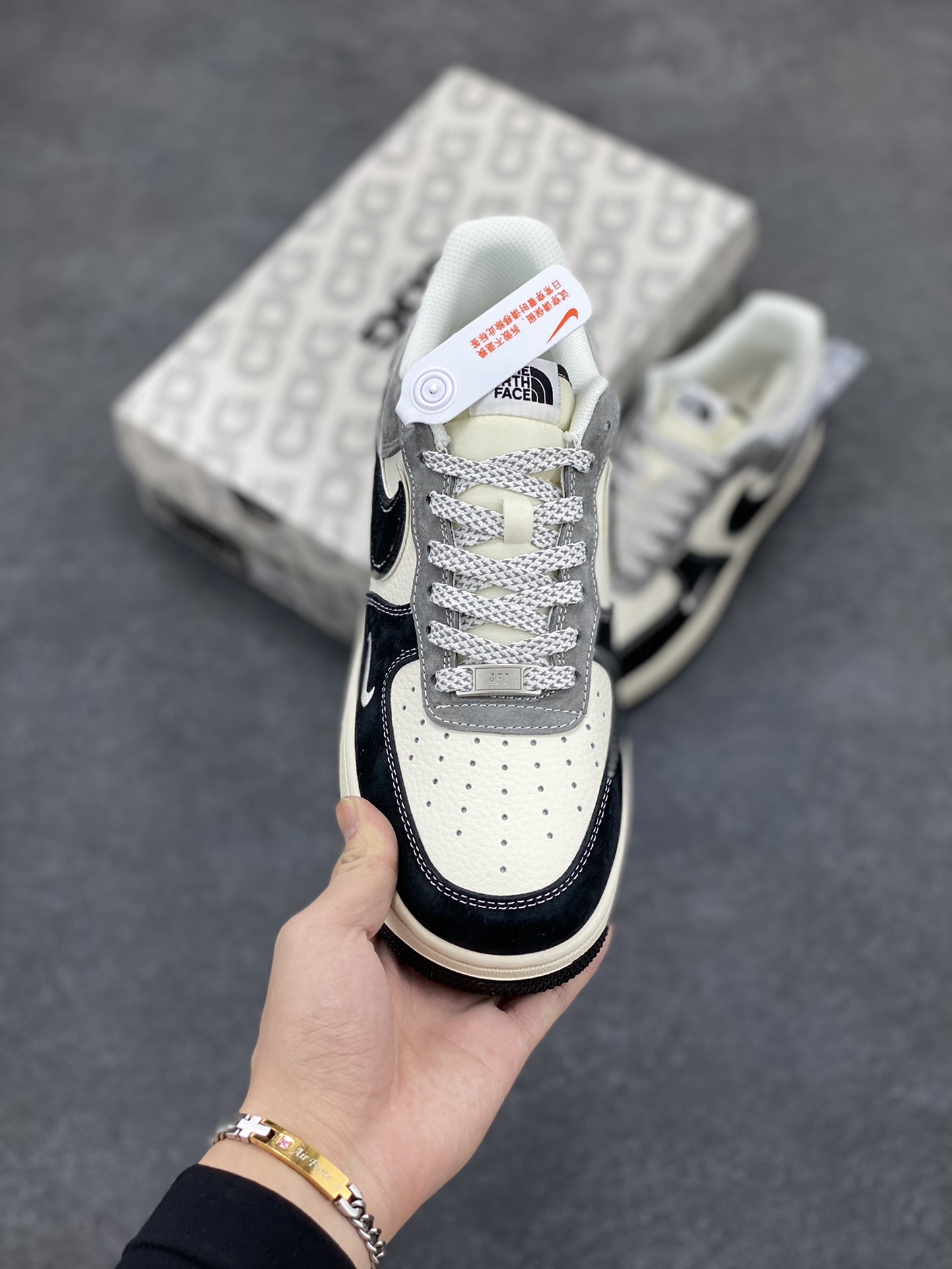 图片[2]-NIke Air Force 1 \’07 Low “北面联名–黑米灰”空军一号 低帮 运动鞋 休闲鞋 折边针车 工艺难度大 原楦头原纸板 原装鞋盒 定制五金配件 内置全掌气垫 原厂鞋底 货号：XZ6188-976 尺码：36 36.5 37.5 38 38.5 39 40 40.5 41 42 42.5 43 44 44.5 45-选品中心