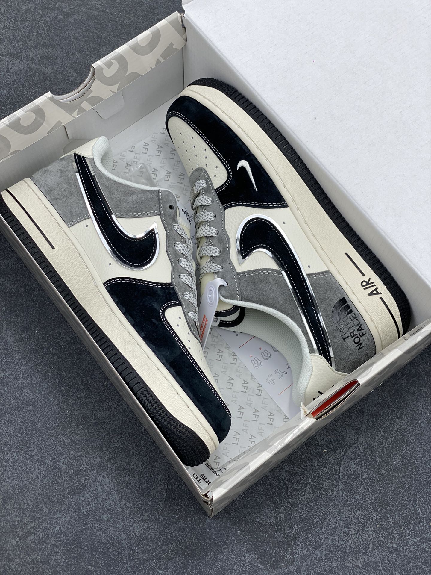 图片[9]-NIke Air Force 1 \’07 Low “北面联名–黑米灰”空军一号 低帮 运动鞋 休闲鞋 折边针车 工艺难度大 原楦头原纸板 原装鞋盒 定制五金配件 内置全掌气垫 原厂鞋底 货号：XZ6188-976 尺码：36 36.5 37.5 38 38.5 39 40 40.5 41 42 42.5 43 44 44.5 45-选品中心