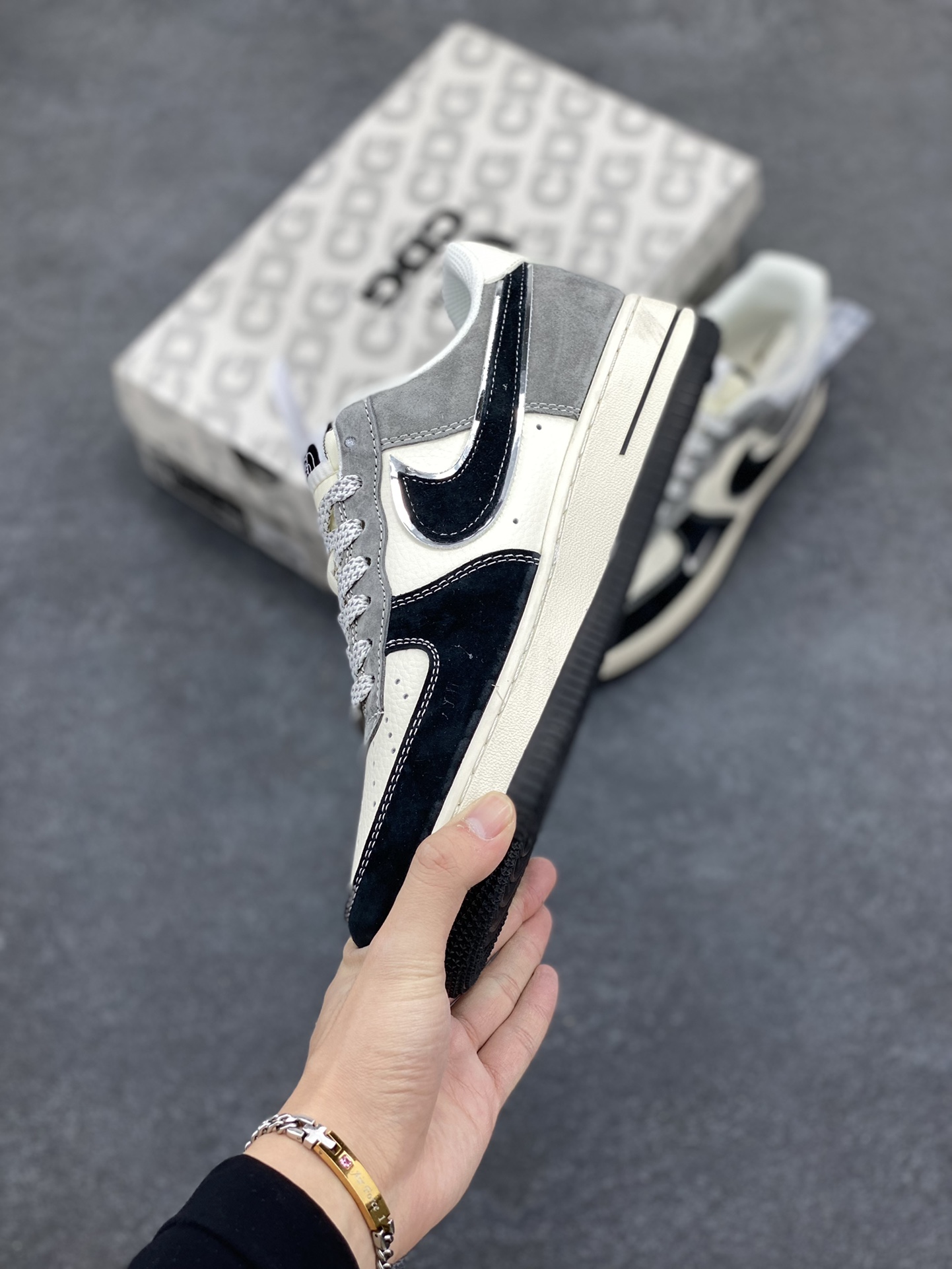 图片[3]-NIke Air Force 1 \’07 Low “北面联名–黑米灰”空军一号 低帮 运动鞋 休闲鞋 折边针车 工艺难度大 原楦头原纸板 原装鞋盒 定制五金配件 内置全掌气垫 原厂鞋底 货号：XZ6188-976 尺码：36 36.5 37.5 38 38.5 39 40 40.5 41 42 42.5 43 44 44.5 45-选品中心