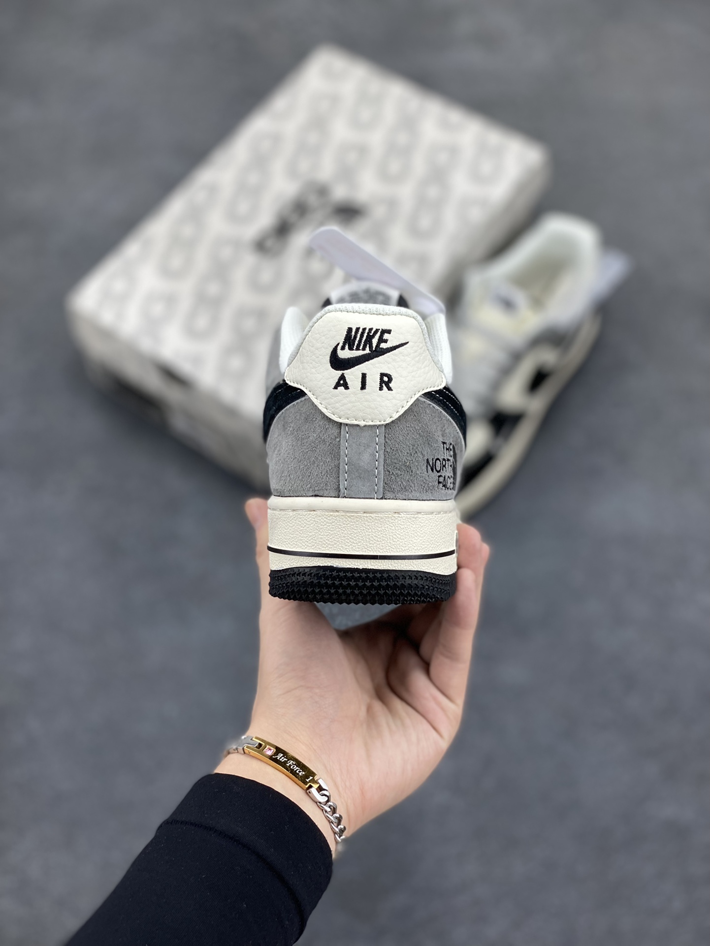 图片[4]-NIke Air Force 1 \’07 Low “北面联名–黑米灰”空军一号 低帮 运动鞋 休闲鞋 折边针车 工艺难度大 原楦头原纸板 原装鞋盒 定制五金配件 内置全掌气垫 原厂鞋底 货号：XZ6188-976 尺码：36 36.5 37.5 38 38.5 39 40 40.5 41 42 42.5 43 44 44.5 45-选品中心