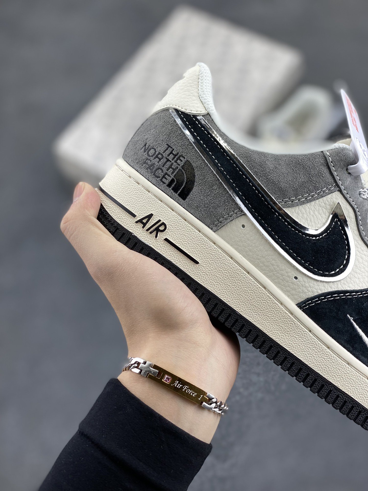 图片[6]-NIke Air Force 1 \’07 Low “北面联名–黑米灰”空军一号 低帮 运动鞋 休闲鞋 折边针车 工艺难度大 原楦头原纸板 原装鞋盒 定制五金配件 内置全掌气垫 原厂鞋底 货号：XZ6188-976 尺码：36 36.5 37.5 38 38.5 39 40 40.5 41 42 42.5 43 44 44.5 45-选品中心
