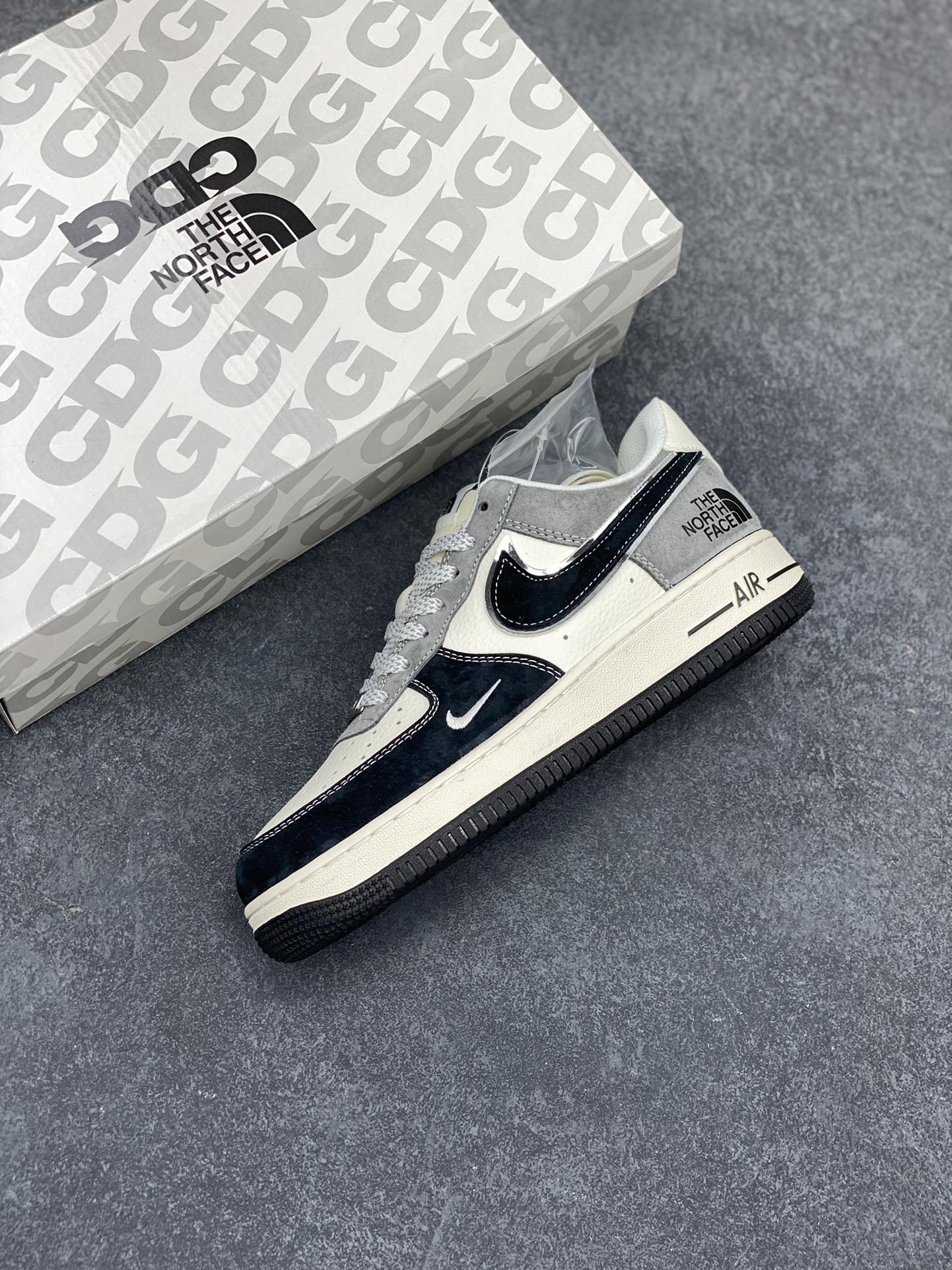 图片[7]-NIke Air Force 1 \’07 Low “北面联名–黑米灰”空军一号 低帮 运动鞋 休闲鞋 折边针车 工艺难度大 原楦头原纸板 原装鞋盒 定制五金配件 内置全掌气垫 原厂鞋底 货号：XZ6188-976 尺码：36 36.5 37.5 38 38.5 39 40 40.5 41 42 42.5 43 44 44.5 45-选品中心