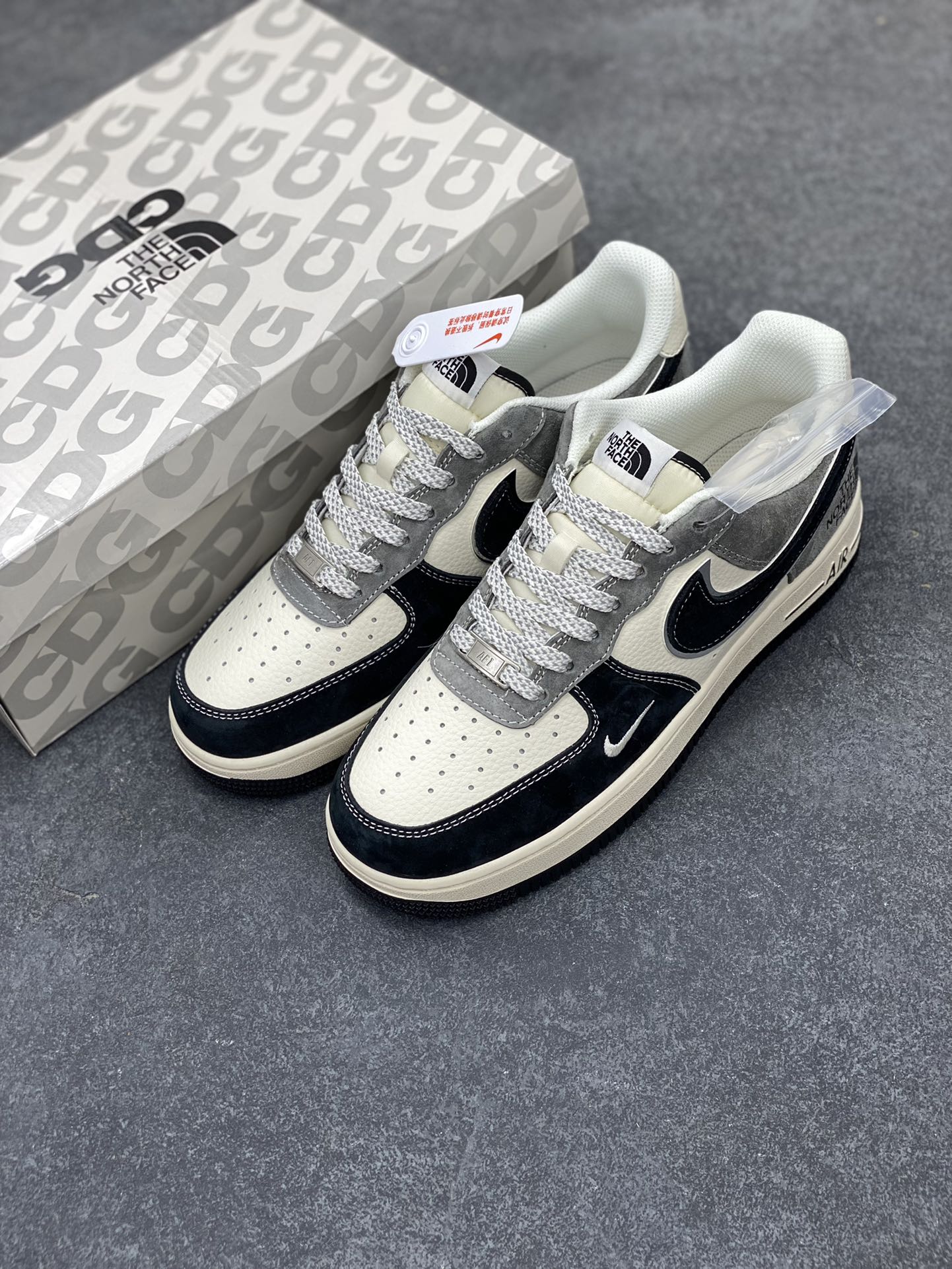 图片[8]-NIke Air Force 1 \’07 Low “北面联名–黑米灰”空军一号 低帮 运动鞋 休闲鞋 折边针车 工艺难度大 原楦头原纸板 原装鞋盒 定制五金配件 内置全掌气垫 原厂鞋底 货号：XZ6188-976 尺码：36 36.5 37.5 38 38.5 39 40 40.5 41 42 42.5 43 44 44.5 45-选品中心