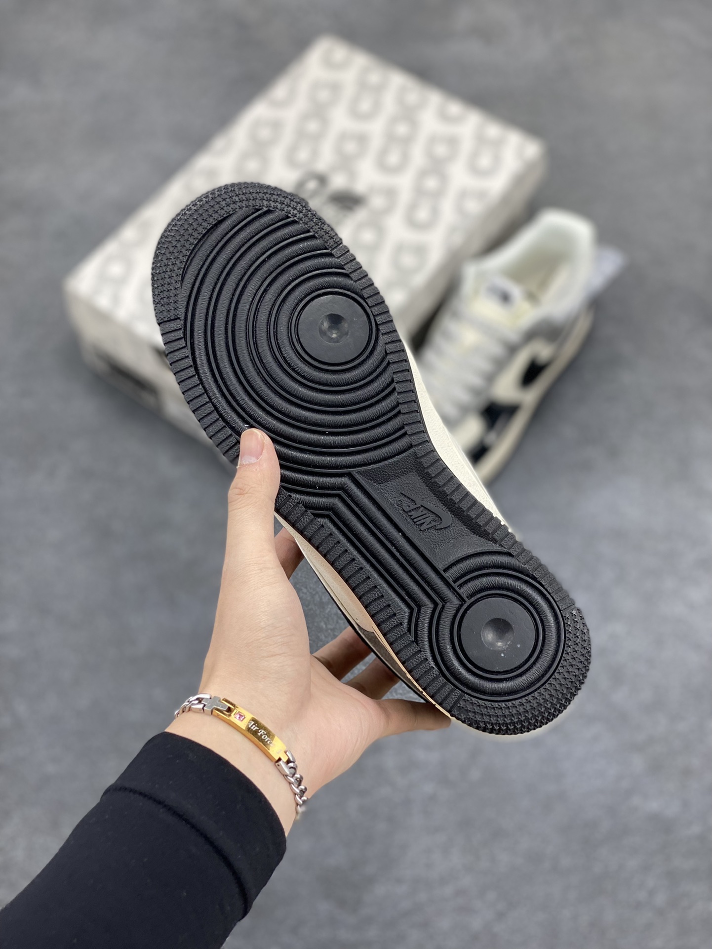 图片[5]-NIke Air Force 1 \’07 Low “北面联名–黑米灰”空军一号 低帮 运动鞋 休闲鞋 折边针车 工艺难度大 原楦头原纸板 原装鞋盒 定制五金配件 内置全掌气垫 原厂鞋底 货号：XZ6188-976 尺码：36 36.5 37.5 38 38.5 39 40 40.5 41 42 42.5 43 44 44.5 45-选品中心