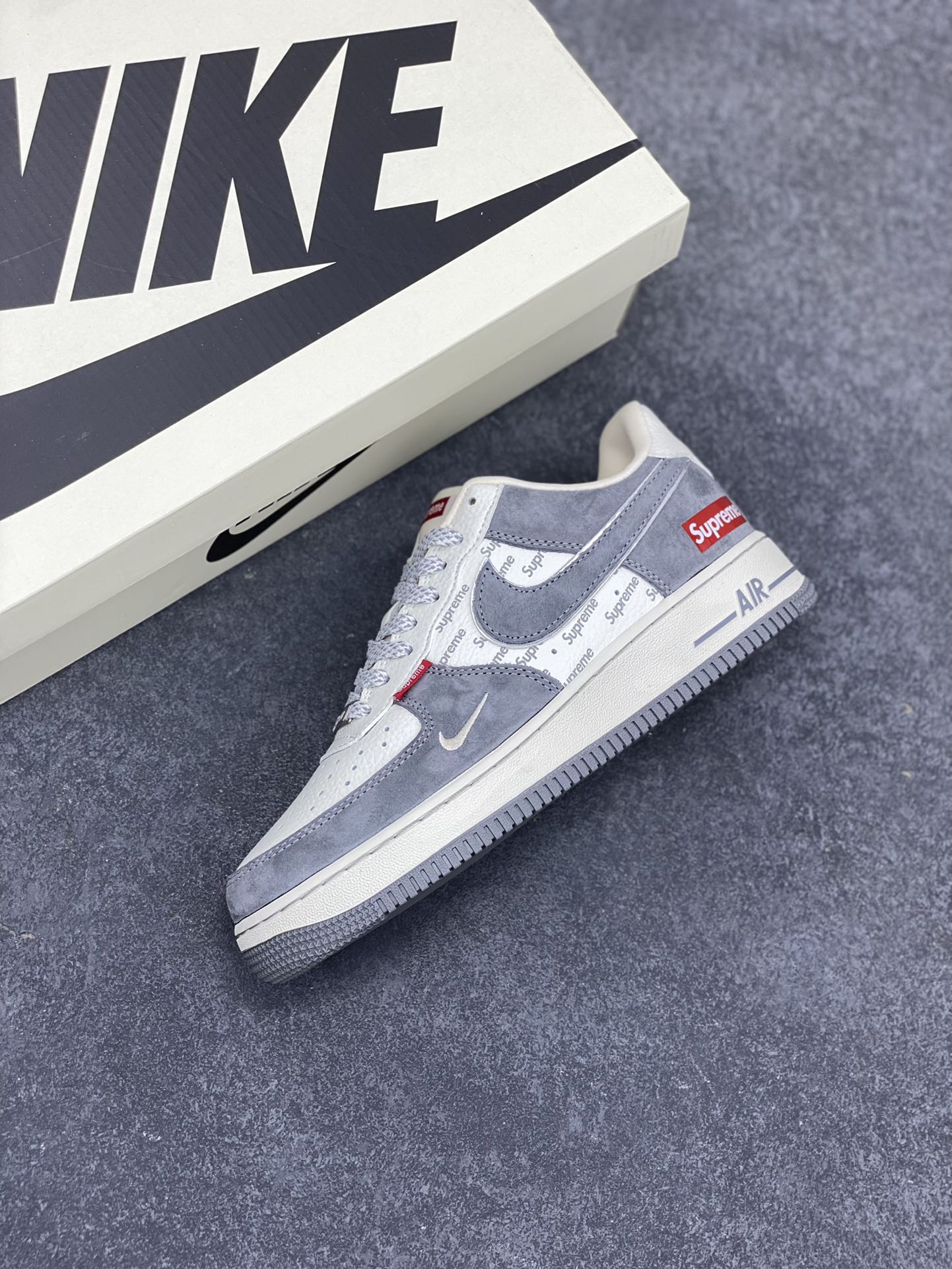 图片[7]-NIke Air Force 1 \’07 Low “Supreme联名——灰蛇鳞”空军一号 低帮 运动鞋 休闲鞋 折边针车 工艺难度大 原楦头原纸板 原装鞋盒 定制五金配件 内置全掌气垫 原厂鞋底 货号：DM6688-010 尺码：36 36.5 37.5 38 38.5 39 40 40.5 41 42 42.5 43 44 44.5 45-选品中心