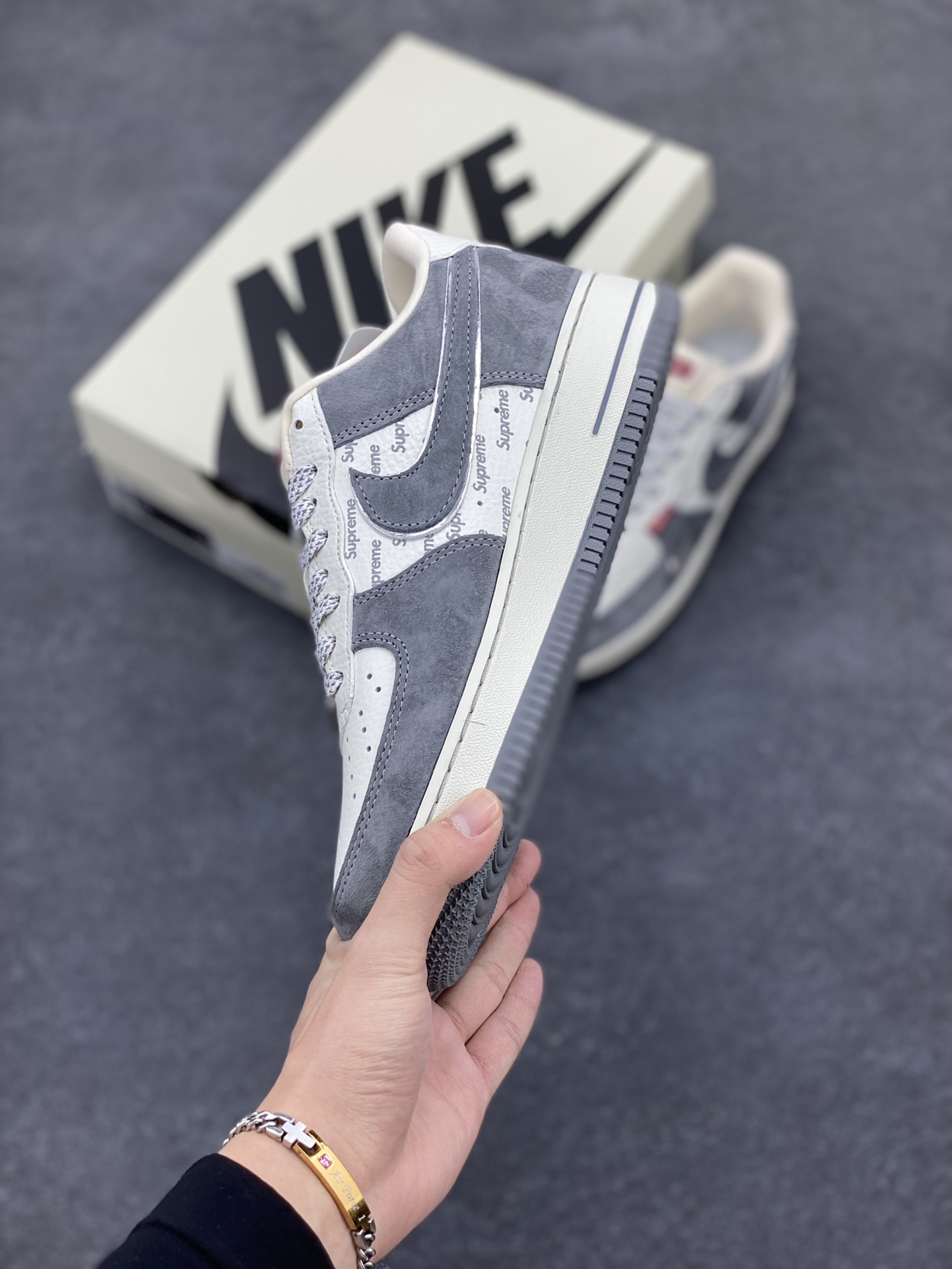 图片[3]-NIke Air Force 1 \’07 Low “Supreme联名——灰蛇鳞”空军一号 低帮 运动鞋 休闲鞋 折边针车 工艺难度大 原楦头原纸板 原装鞋盒 定制五金配件 内置全掌气垫 原厂鞋底 货号：DM6688-010 尺码：36 36.5 37.5 38 38.5 39 40 40.5 41 42 42.5 43 44 44.5 45-选品中心