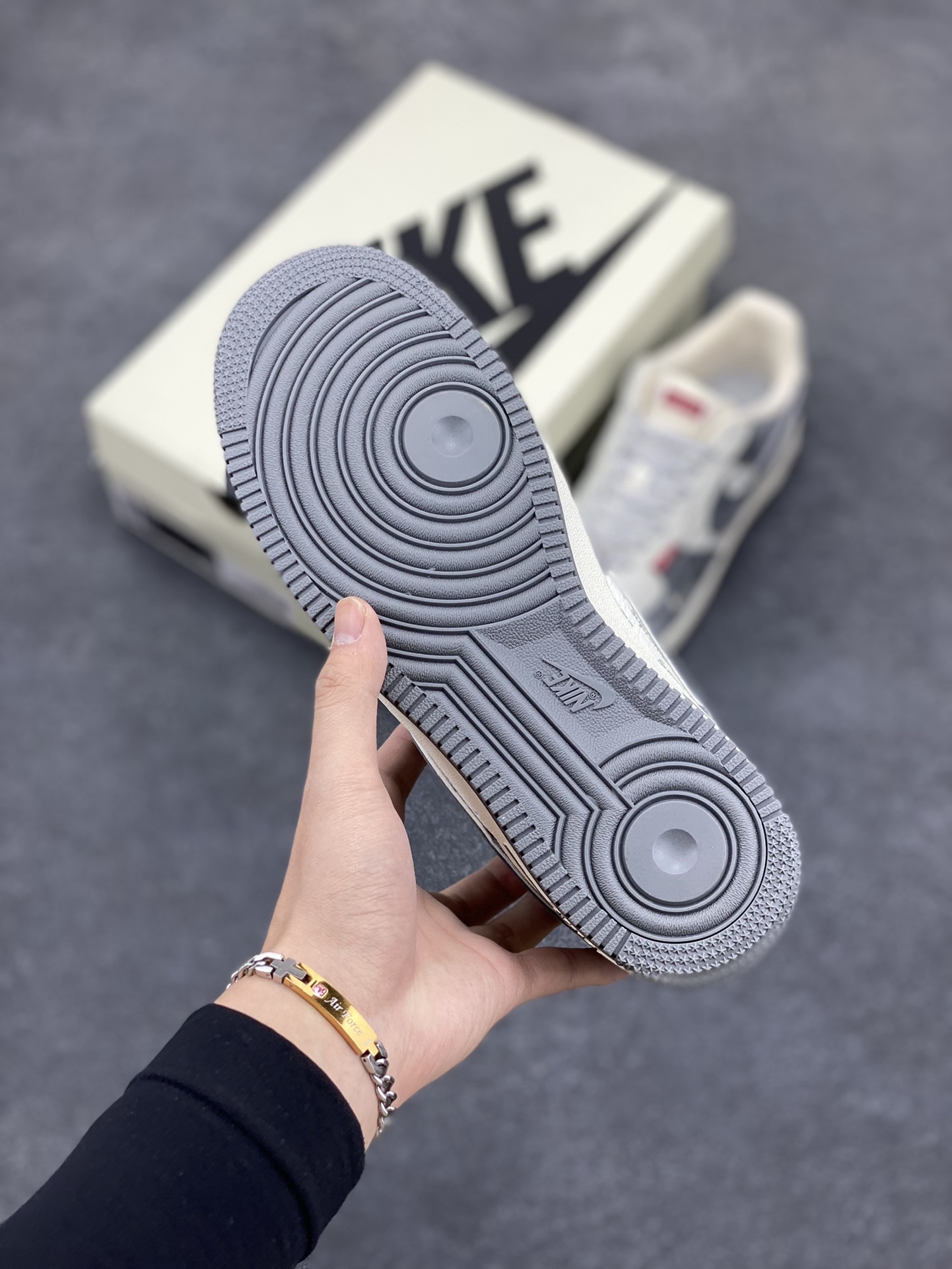 图片[5]-NIke Air Force 1 \’07 Low “Supreme联名——灰蛇鳞”空军一号 低帮 运动鞋 休闲鞋 折边针车 工艺难度大 原楦头原纸板 原装鞋盒 定制五金配件 内置全掌气垫 原厂鞋底 货号：DM6688-010 尺码：36 36.5 37.5 38 38.5 39 40 40.5 41 42 42.5 43 44 44.5 45-选品中心