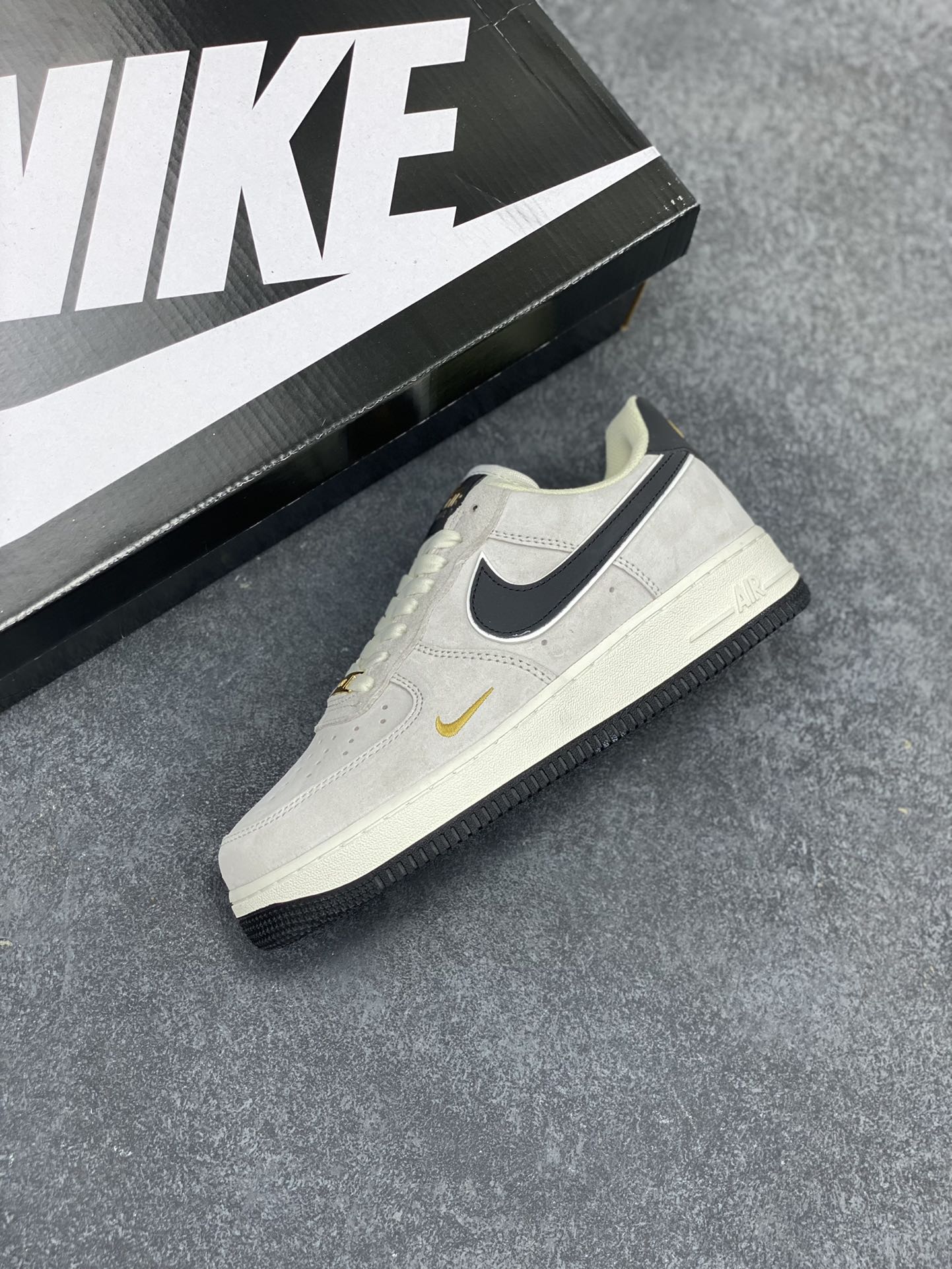 图片[7]-Nike Air Force 1 Low ’07 小勾黑麂皮 空军一号低帮休闲板鞋 原厂麂皮 原楦原纸板 纯正版型 正品NFC感应芯片 高清洁度 内置全掌气垫 货号：KK5636-810 尺码：36 36.5 37.5 38 38.5 39 40 40.5 41 42 42.5 43 44 44.5 45-选品中心