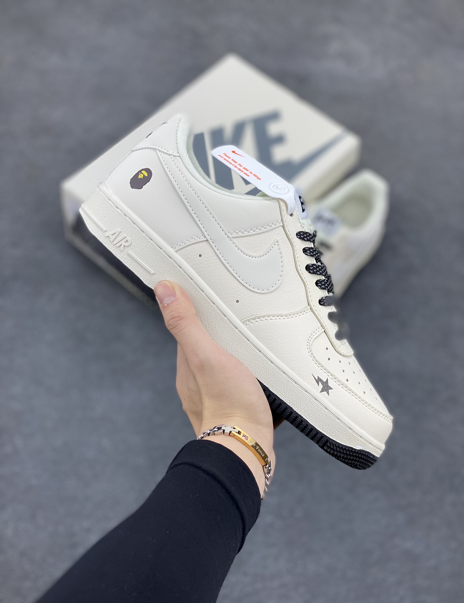 福利特价 NIke Air Force 1 \’07 Low “Bape联名–米黑满天星”空军一号 低帮 运动鞋 休闲鞋 折边针车 工艺难度大 原楦头原纸板 原装鞋盒 定制五金配件 内置全掌气垫 原厂鞋底 货号:FG6688-103 尺码:36 36.5 37.5 38 38.5 39 40 40.5 41 42 42.5 43 44 44.5 45-选品中心