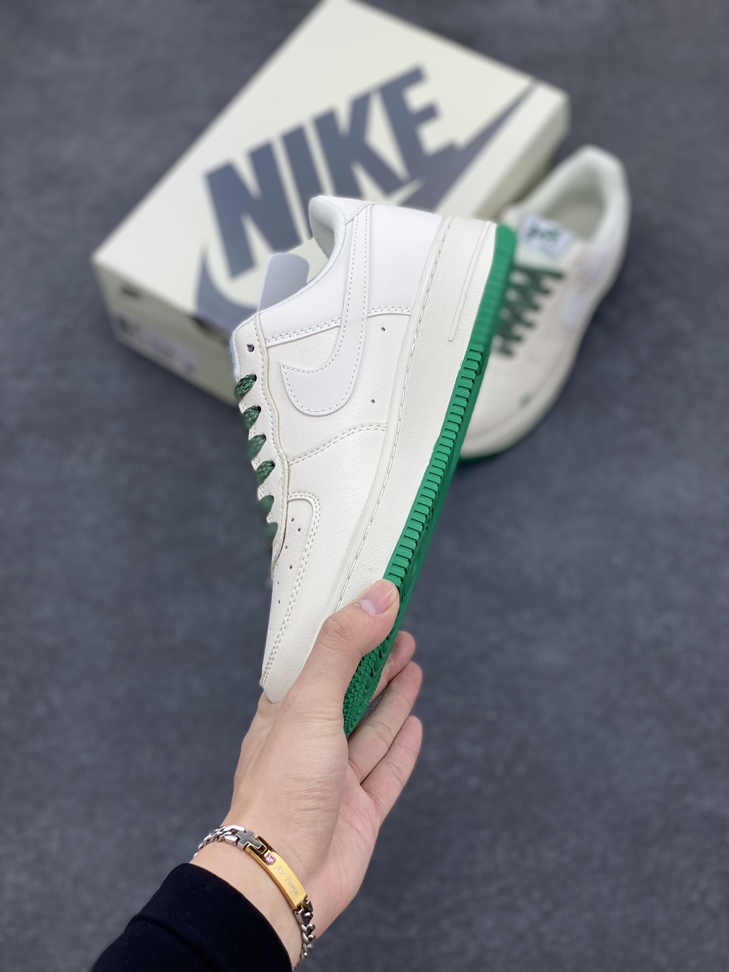 图片[3]-福利特价 NIke Air Force 1 \’07 Low “BAPE联名–米绿星星”空军一号 中帮 运动鞋 休闲鞋 折边针车 工艺难度大 原楦头原纸板 原装鞋盒 定制五金配件 内置全掌气垫 原厂鞋底 货号：FG6688-102 尺码：36 36.5 37.5 38 38.5 39 40 40.5 41 42 42.5 43 44 44.5 45-选品中心