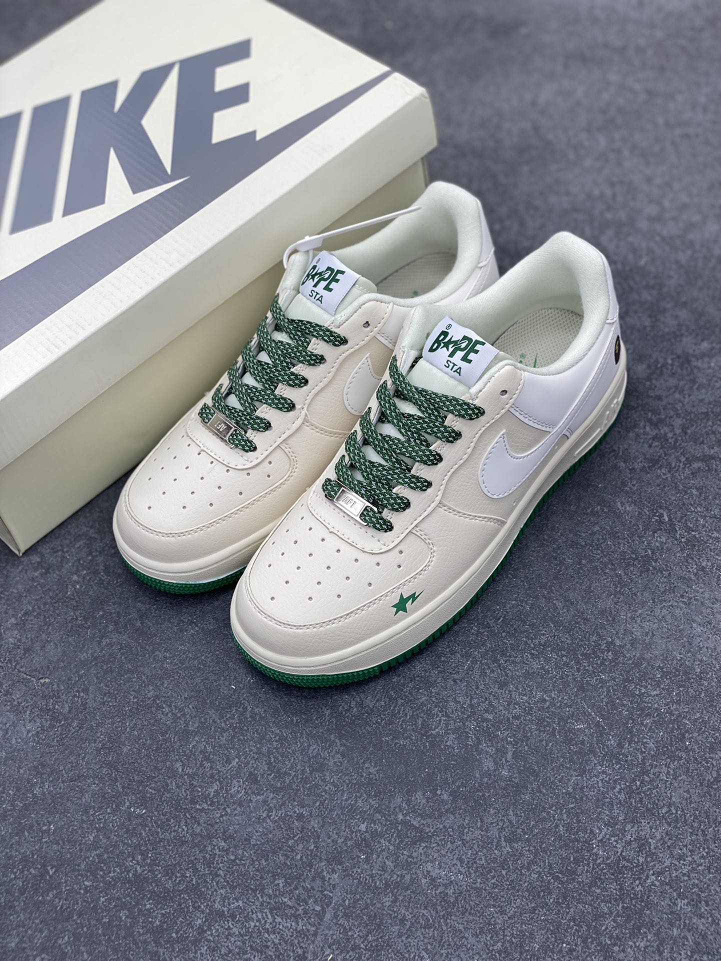 图片[8]-福利特价 NIke Air Force 1 \’07 Low “BAPE联名–米绿星星”空军一号 中帮 运动鞋 休闲鞋 折边针车 工艺难度大 原楦头原纸板 原装鞋盒 定制五金配件 内置全掌气垫 原厂鞋底 货号：FG6688-102 尺码：36 36.5 37.5 38 38.5 39 40 40.5 41 42 42.5 43 44 44.5 45-选品中心