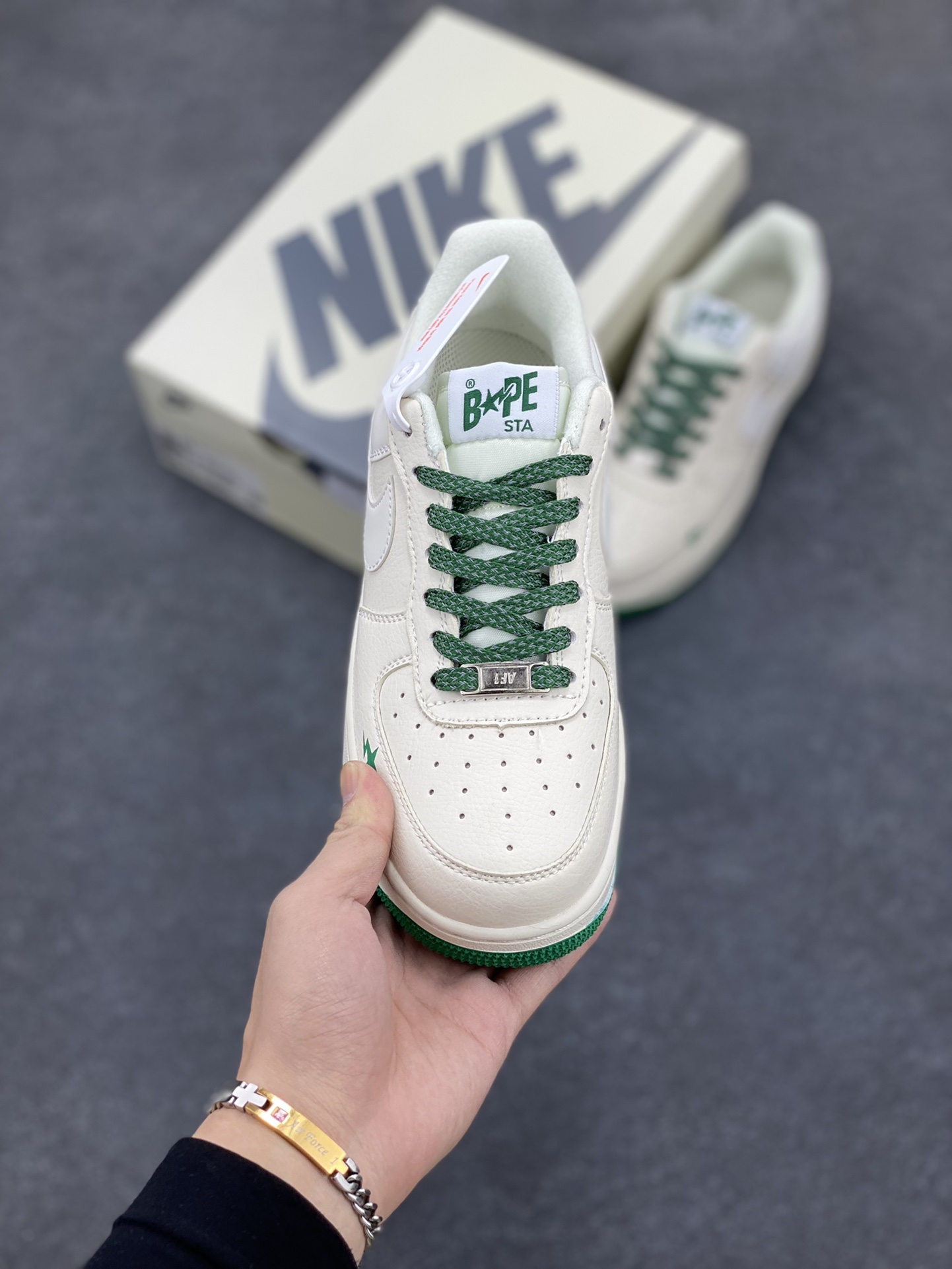 图片[2]-福利特价 NIke Air Force 1 \’07 Low “BAPE联名–米绿星星”空军一号 中帮 运动鞋 休闲鞋 折边针车 工艺难度大 原楦头原纸板 原装鞋盒 定制五金配件 内置全掌气垫 原厂鞋底 货号：FG6688-102 尺码：36 36.5 37.5 38 38.5 39 40 40.5 41 42 42.5 43 44 44.5 45-选品中心