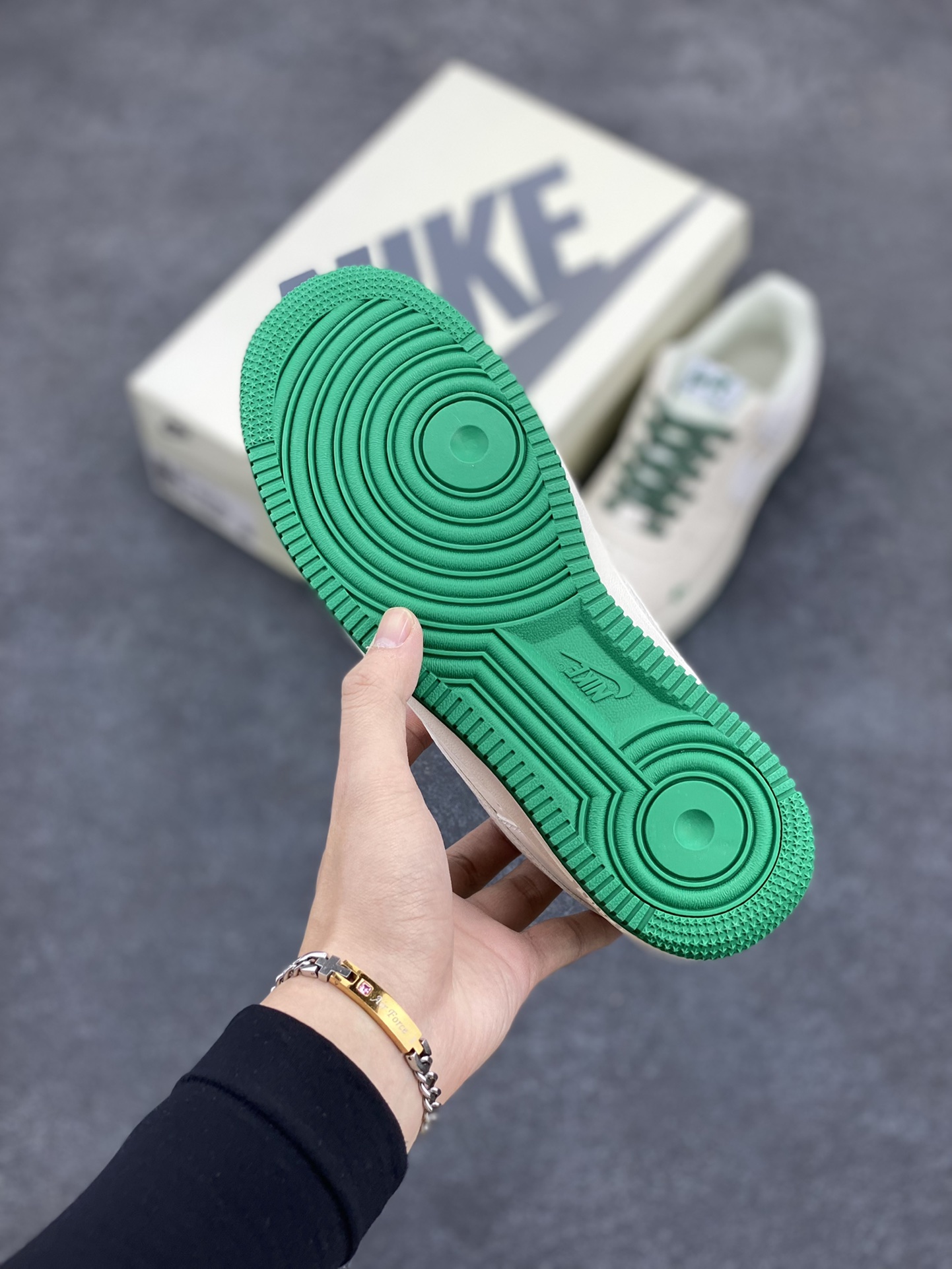 图片[5]-福利特价 NIke Air Force 1 \’07 Low “BAPE联名–米绿星星”空军一号 中帮 运动鞋 休闲鞋 折边针车 工艺难度大 原楦头原纸板 原装鞋盒 定制五金配件 内置全掌气垫 原厂鞋底 货号：FG6688-102 尺码：36 36.5 37.5 38 38.5 39 40 40.5 41 42 42.5 43 44 44.5 45-选品中心