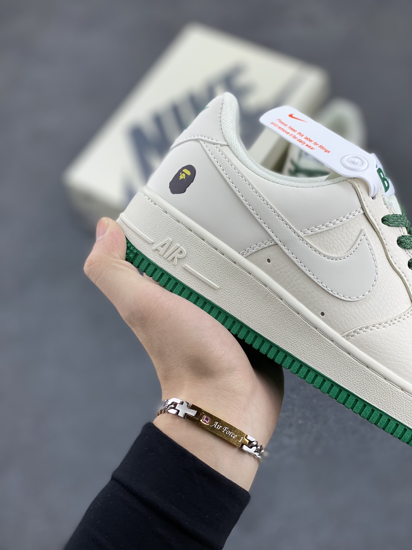 图片[6]-福利特价 NIke Air Force 1 \’07 Low “BAPE联名–米绿星星”空军一号 中帮 运动鞋 休闲鞋 折边针车 工艺难度大 原楦头原纸板 原装鞋盒 定制五金配件 内置全掌气垫 原厂鞋底 货号：FG6688-102 尺码：36 36.5 37.5 38 38.5 39 40 40.5 41 42 42.5 43 44 44.5 45-选品中心