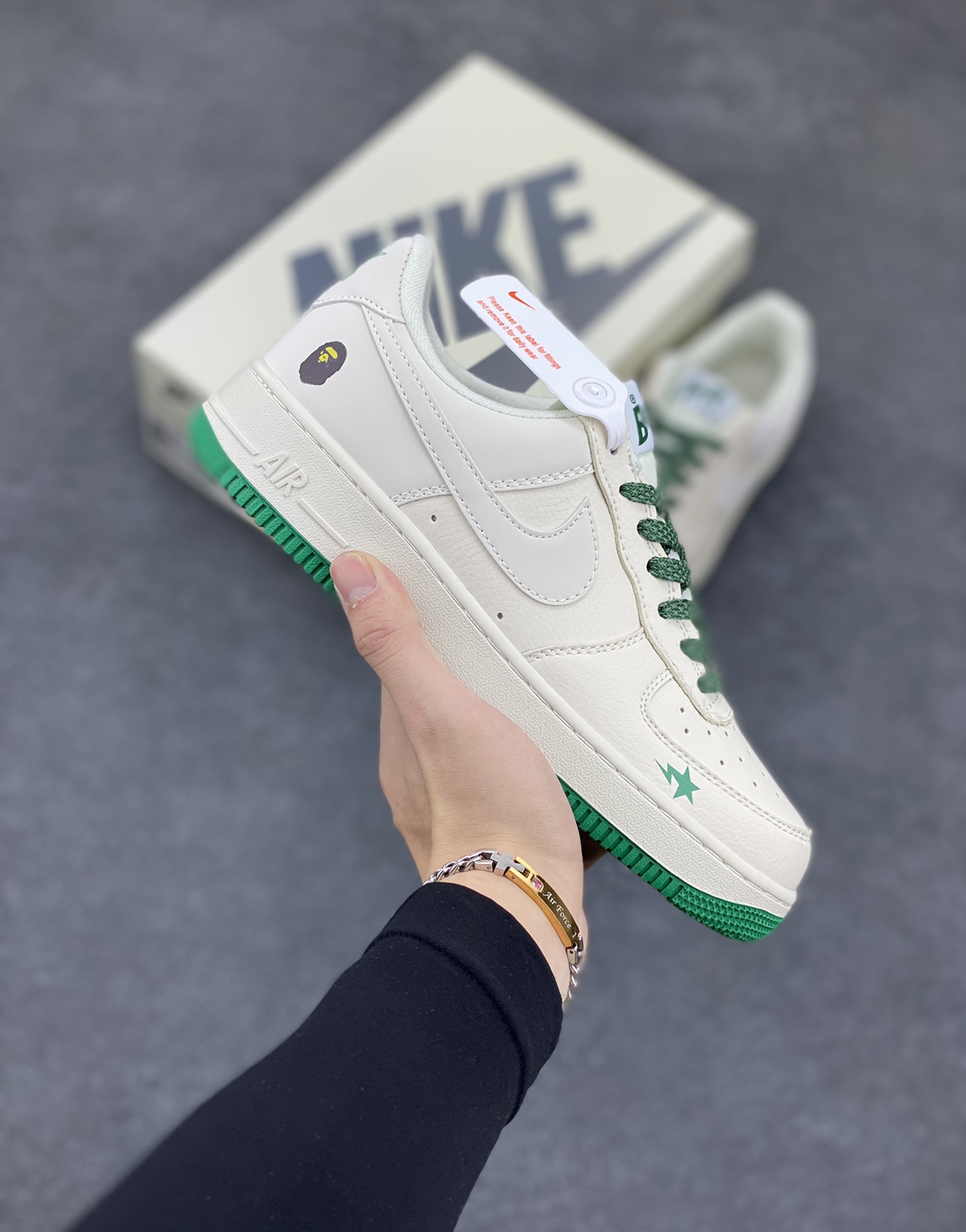 福利特价 NIke Air Force 1 \'07 Low “BAPE联名--米绿星星”空军一号 中帮 运动鞋 休闲鞋 折边针车 工艺难度大 原楦头原纸板 原装鞋盒 定制五金配件 内置全掌气垫 原厂鞋底 货号：FG6688-102 尺码：36 36.5 37.5 38 38.5 39 40 40.5 41 42 42.5 43 44 44.5 45-选品中心