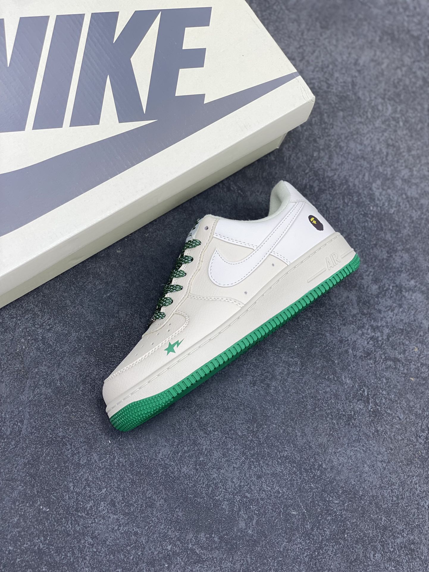 图片[7]-福利特价 NIke Air Force 1 \’07 Low “BAPE联名–米绿星星”空军一号 中帮 运动鞋 休闲鞋 折边针车 工艺难度大 原楦头原纸板 原装鞋盒 定制五金配件 内置全掌气垫 原厂鞋底 货号：FG6688-102 尺码：36 36.5 37.5 38 38.5 39 40 40.5 41 42 42.5 43 44 44.5 45-选品中心