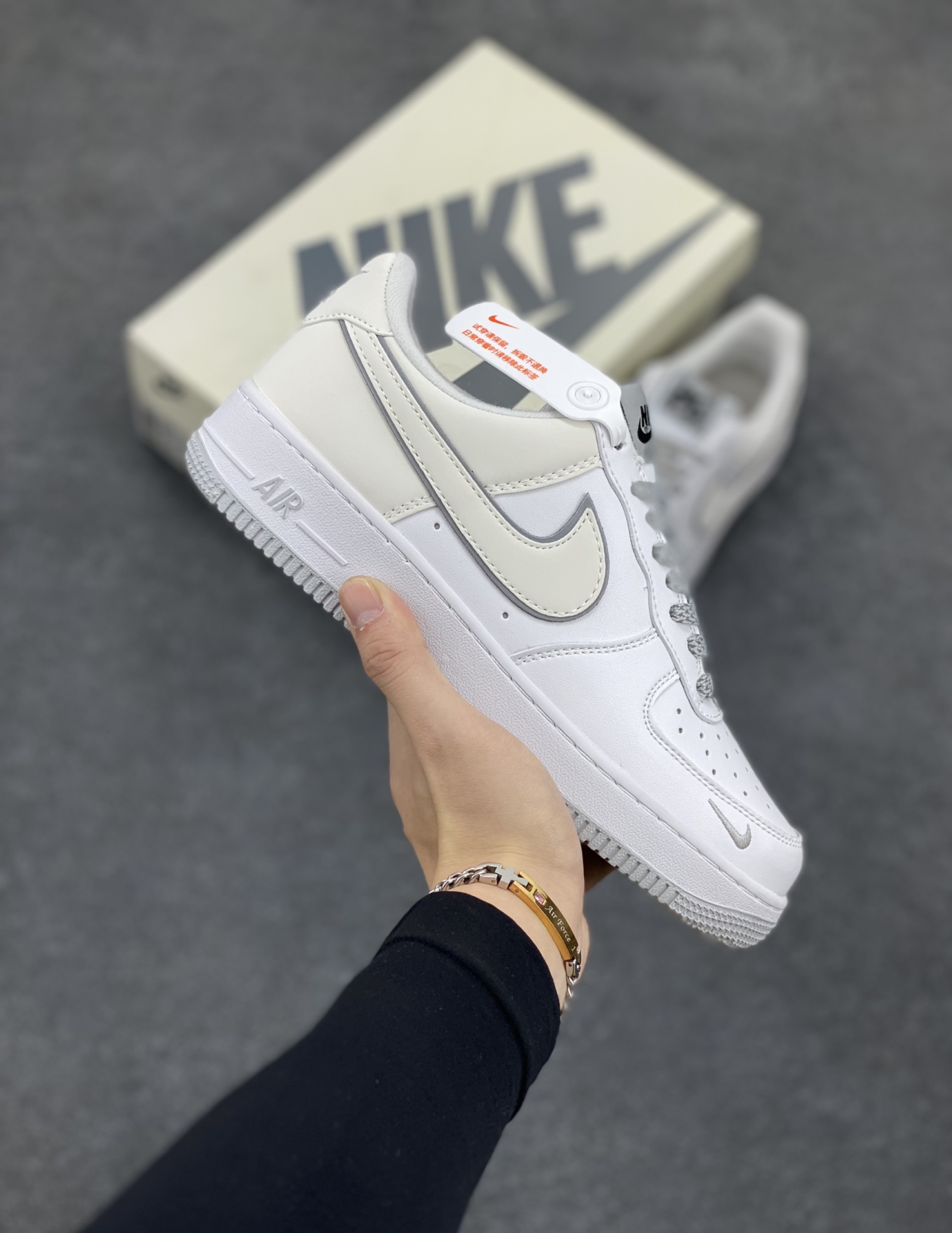 福利特价 NIke Air Force 1 \’07 Low “米白灰满天星”空军一号 低帮 运动鞋 休闲鞋 折边针车 工艺难度大 原楦头原纸板 原装鞋盒 定制五金配件 内置全掌气垫 原厂鞋底 货号:YZ8115-006 尺码:36 36.5 37.5 38 38.5 39 40 40.5 41 42 42.5 43 44 44.5 45-选品中心