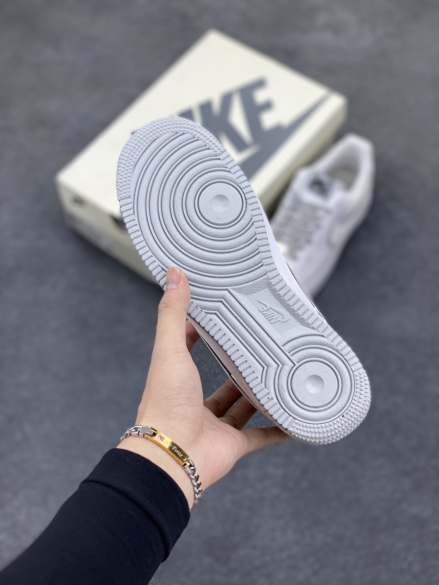 图片[5]-福利特价 NIke Air Force 1 \’07 Low “米白灰满天星”空军一号 低帮 运动鞋 休闲鞋 折边针车 工艺难度大 原楦头原纸板 原装鞋盒 定制五金配件 内置全掌气垫 原厂鞋底 货号：YZ8115-006 尺码：36 36.5 37.5 38 38.5 39 40 40.5 41 42 42.5 43 44 44.5 45-选品中心