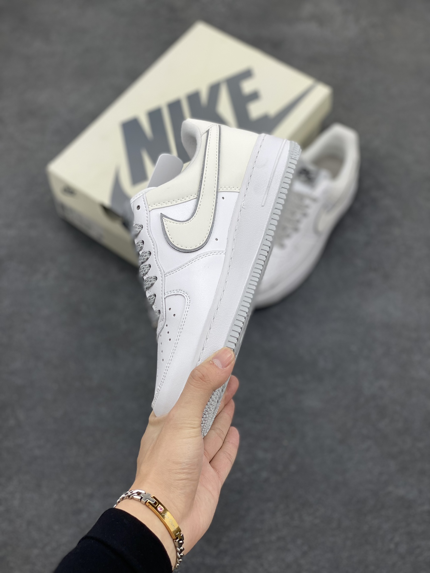 图片[3]-福利特价 NIke Air Force 1 \’07 Low “米白灰满天星”空军一号 低帮 运动鞋 休闲鞋 折边针车 工艺难度大 原楦头原纸板 原装鞋盒 定制五金配件 内置全掌气垫 原厂鞋底 货号：YZ8115-006 尺码：36 36.5 37.5 38 38.5 39 40 40.5 41 42 42.5 43 44 44.5 45-选品中心