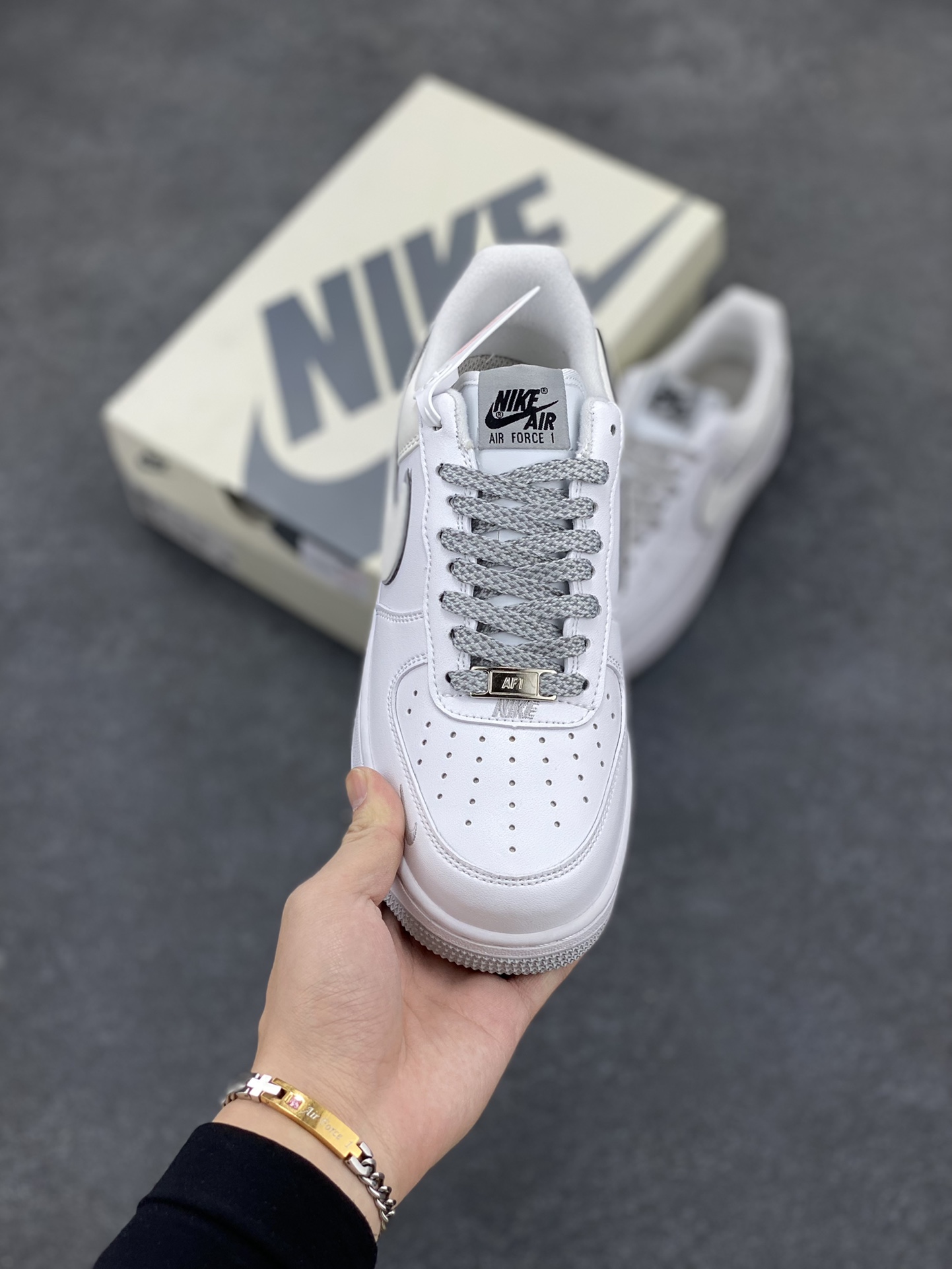 图片[2]-福利特价 NIke Air Force 1 \’07 Low “米白灰满天星”空军一号 低帮 运动鞋 休闲鞋 折边针车 工艺难度大 原楦头原纸板 原装鞋盒 定制五金配件 内置全掌气垫 原厂鞋底 货号：YZ8115-006 尺码：36 36.5 37.5 38 38.5 39 40 40.5 41 42 42.5 43 44 44.5 45-选品中心