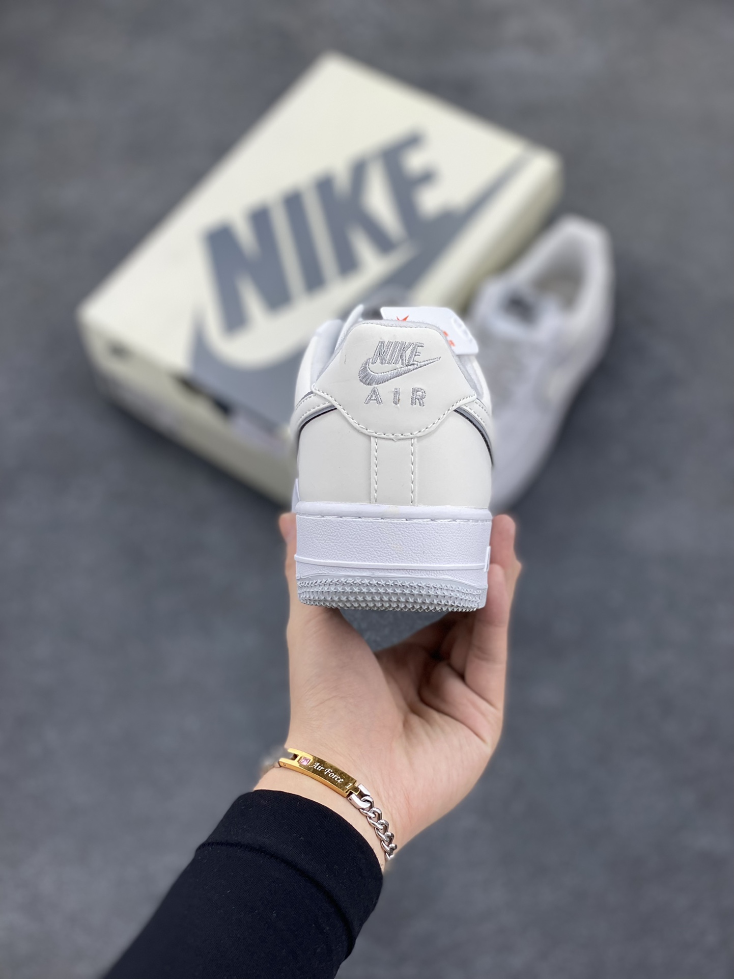 图片[4]-福利特价 NIke Air Force 1 \’07 Low “米白灰满天星”空军一号 低帮 运动鞋 休闲鞋 折边针车 工艺难度大 原楦头原纸板 原装鞋盒 定制五金配件 内置全掌气垫 原厂鞋底 货号：YZ8115-006 尺码：36 36.5 37.5 38 38.5 39 40 40.5 41 42 42.5 43 44 44.5 45-选品中心