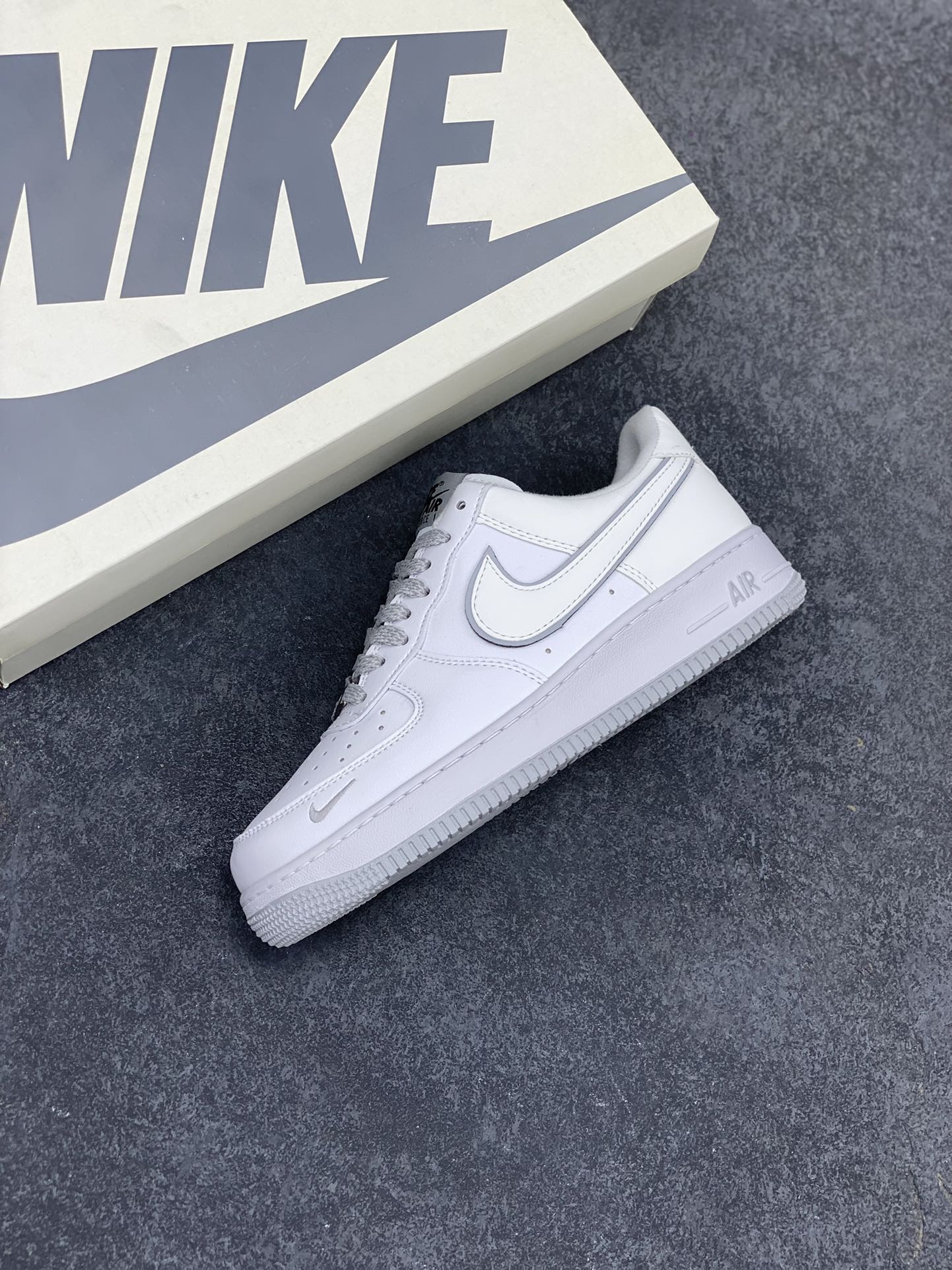 图片[7]-福利特价 NIke Air Force 1 \’07 Low “米白灰满天星”空军一号 低帮 运动鞋 休闲鞋 折边针车 工艺难度大 原楦头原纸板 原装鞋盒 定制五金配件 内置全掌气垫 原厂鞋底 货号：YZ8115-006 尺码：36 36.5 37.5 38 38.5 39 40 40.5 41 42 42.5 43 44 44.5 45-选品中心