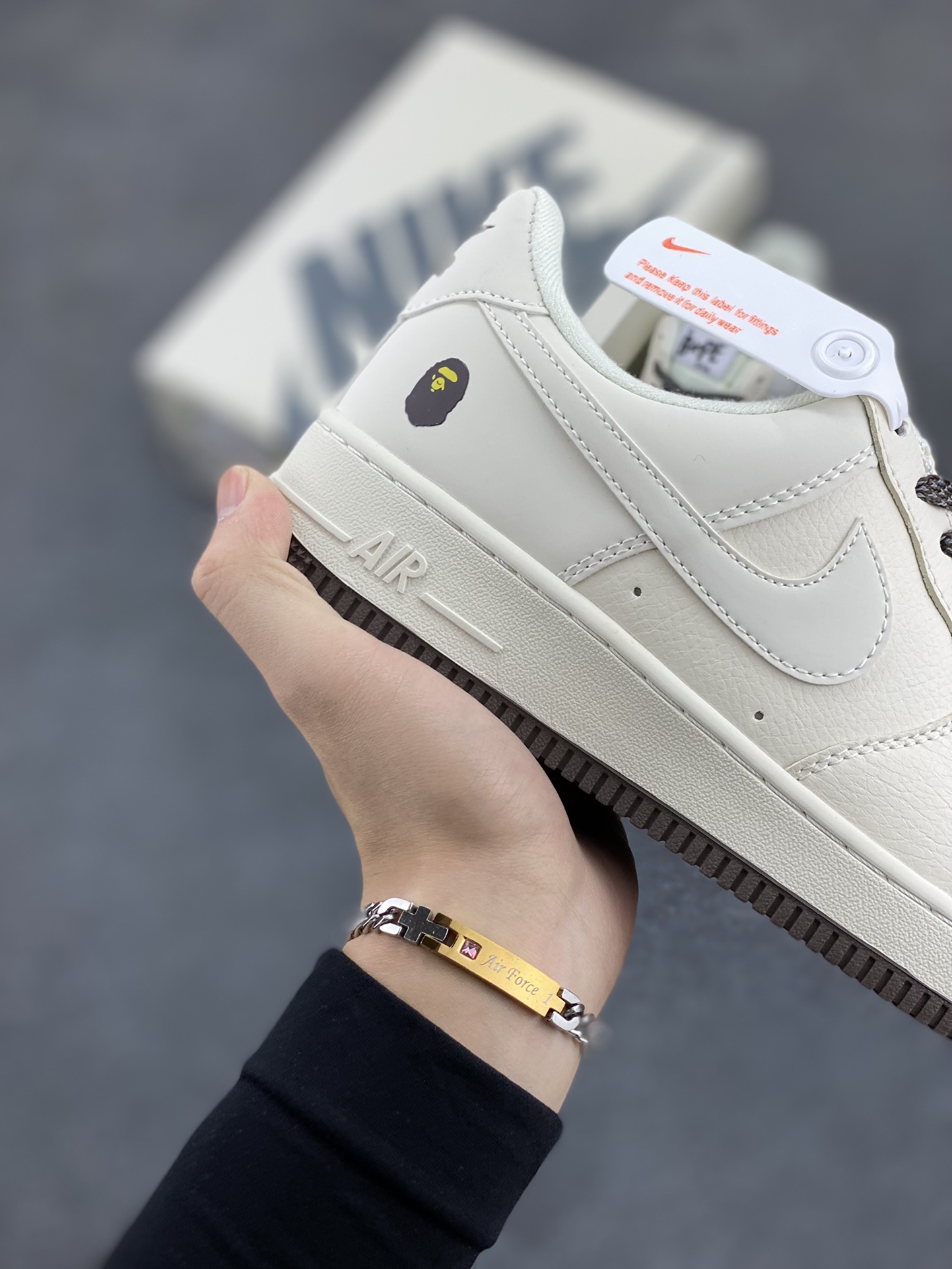 图片[6]-福利特价 NIke Air Force 1 \’07 Low “BAPE联名–米黑星星”空军一号 中帮 运动鞋 休闲鞋 折边针车 工艺难度大 原楦头原纸板 原装鞋盒 定制五金配件 内置全掌气垫 原厂鞋底 货号：FG6688-100 尺码：36 36.5 37.5 38 38.5 39 40 40.5 41 42 42.5 43 44 44.5 45-选品中心