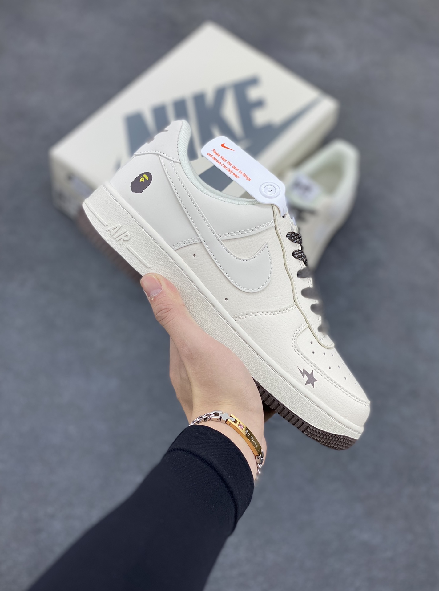 福利特价 NIke Air Force 1 \'07 Low “BAPE联名--米黑星星”空军一号 中帮 运动鞋 休闲鞋 折边针车 工艺难度大 原楦头原纸板 原装鞋盒 定制五金配件 内置全掌气垫 原厂鞋底 货号：FG6688-100 尺码：36 36.5 37.5 38 38.5 39 40 40.5 41 42 42.5 43 44 44.5 45-选品中心