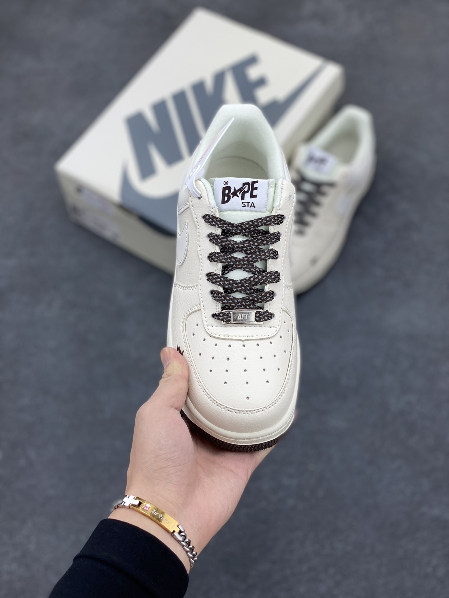 图片[2]-福利特价 NIke Air Force 1 \’07 Low “BAPE联名–米黑星星”空军一号 中帮 运动鞋 休闲鞋 折边针车 工艺难度大 原楦头原纸板 原装鞋盒 定制五金配件 内置全掌气垫 原厂鞋底 货号：FG6688-100 尺码：36 36.5 37.5 38 38.5 39 40 40.5 41 42 42.5 43 44 44.5 45-选品中心