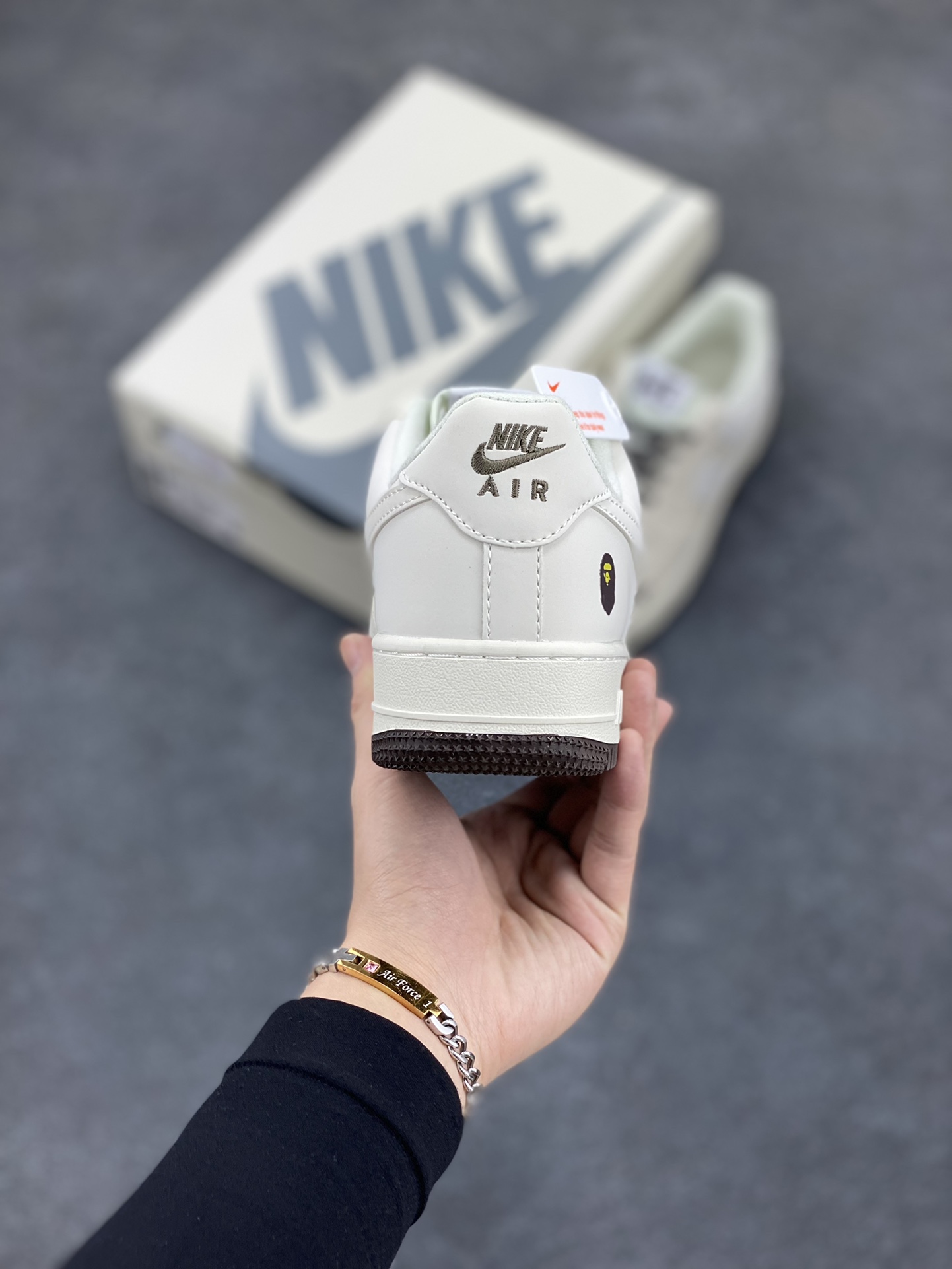 图片[4]-福利特价 NIke Air Force 1 \’07 Low “BAPE联名–米黑星星”空军一号 中帮 运动鞋 休闲鞋 折边针车 工艺难度大 原楦头原纸板 原装鞋盒 定制五金配件 内置全掌气垫 原厂鞋底 货号：FG6688-100 尺码：36 36.5 37.5 38 38.5 39 40 40.5 41 42 42.5 43 44 44.5 45-选品中心