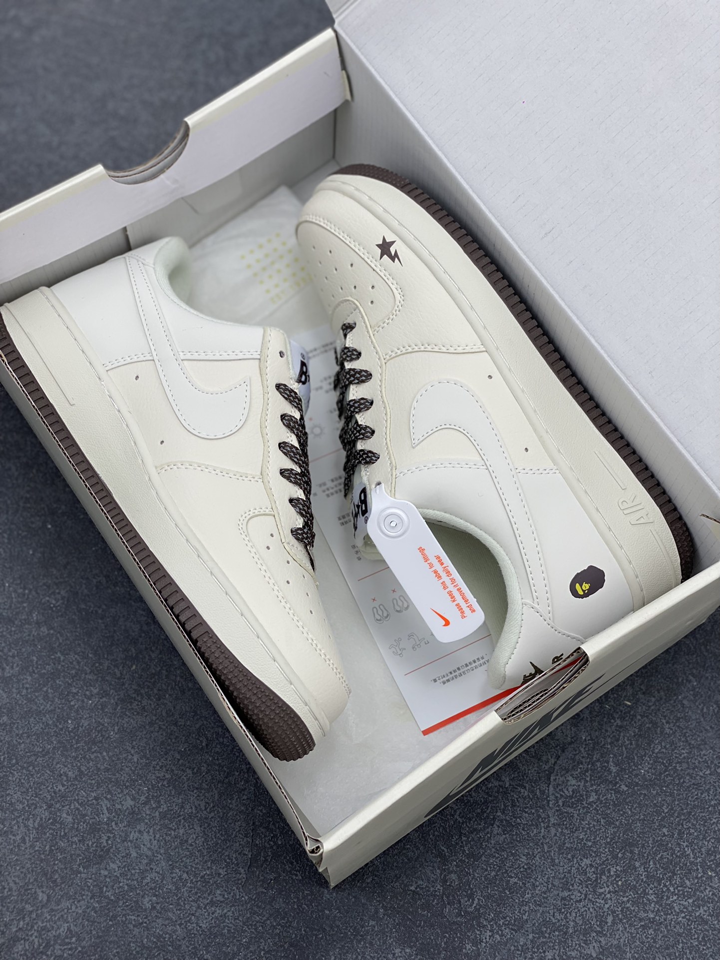 图片[9]-福利特价 NIke Air Force 1 \’07 Low “BAPE联名–米黑星星”空军一号 中帮 运动鞋 休闲鞋 折边针车 工艺难度大 原楦头原纸板 原装鞋盒 定制五金配件 内置全掌气垫 原厂鞋底 货号：FG6688-100 尺码：36 36.5 37.5 38 38.5 39 40 40.5 41 42 42.5 43 44 44.5 45-选品中心