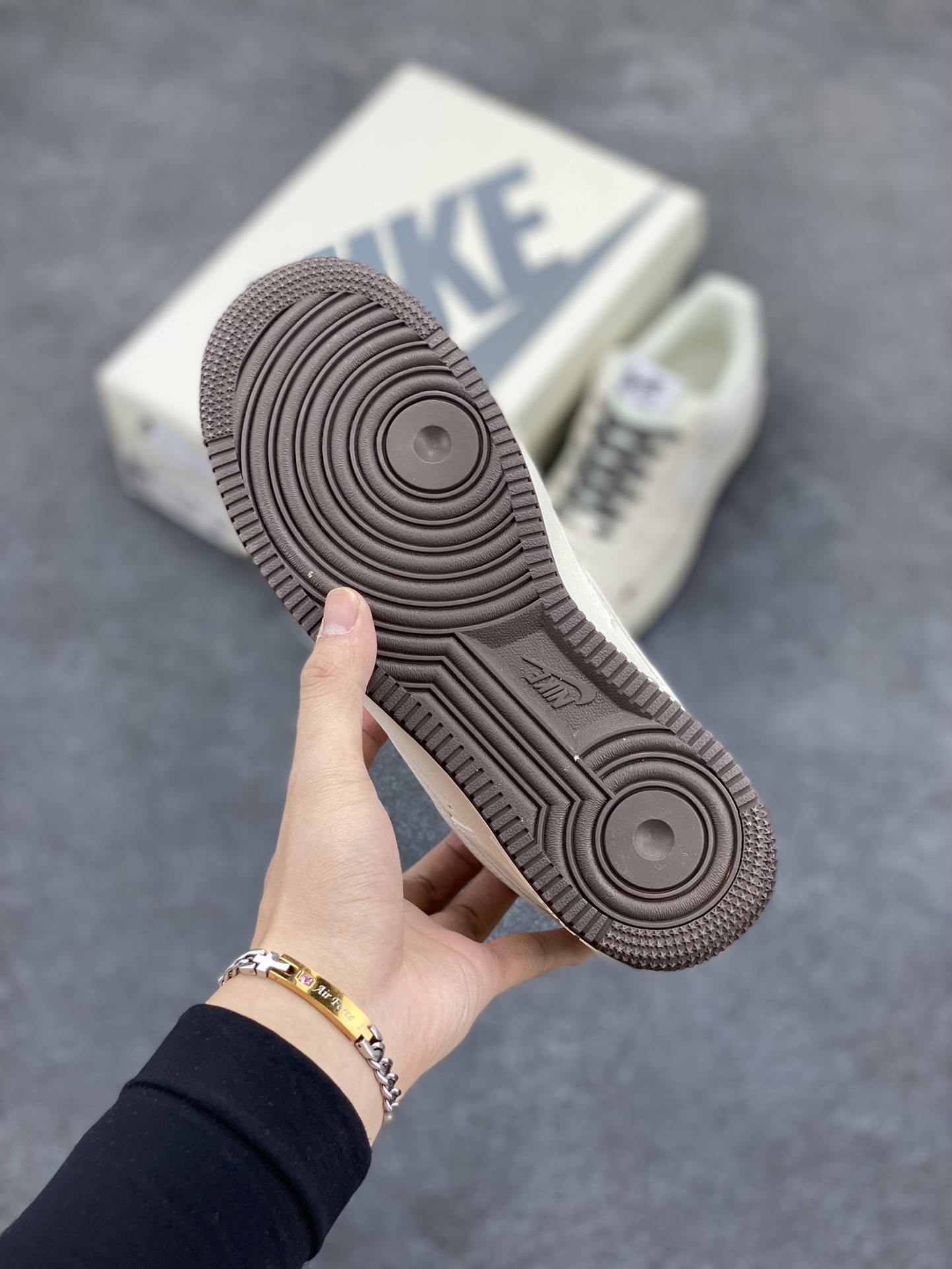 图片[5]-福利特价 NIke Air Force 1 \’07 Low “BAPE联名–米黑星星”空军一号 中帮 运动鞋 休闲鞋 折边针车 工艺难度大 原楦头原纸板 原装鞋盒 定制五金配件 内置全掌气垫 原厂鞋底 货号：FG6688-100 尺码：36 36.5 37.5 38 38.5 39 40 40.5 41 42 42.5 43 44 44.5 45-选品中心