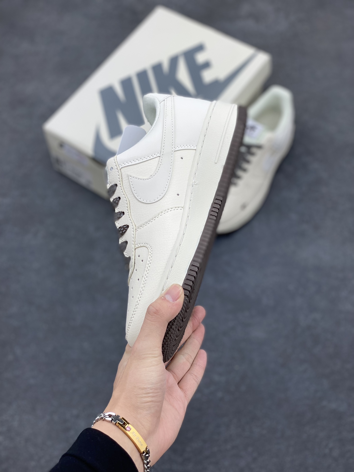 图片[3]-福利特价 NIke Air Force 1 \’07 Low “BAPE联名–米黑星星”空军一号 中帮 运动鞋 休闲鞋 折边针车 工艺难度大 原楦头原纸板 原装鞋盒 定制五金配件 内置全掌气垫 原厂鞋底 货号：FG6688-100 尺码：36 36.5 37.5 38 38.5 39 40 40.5 41 42 42.5 43 44 44.5 45-选品中心