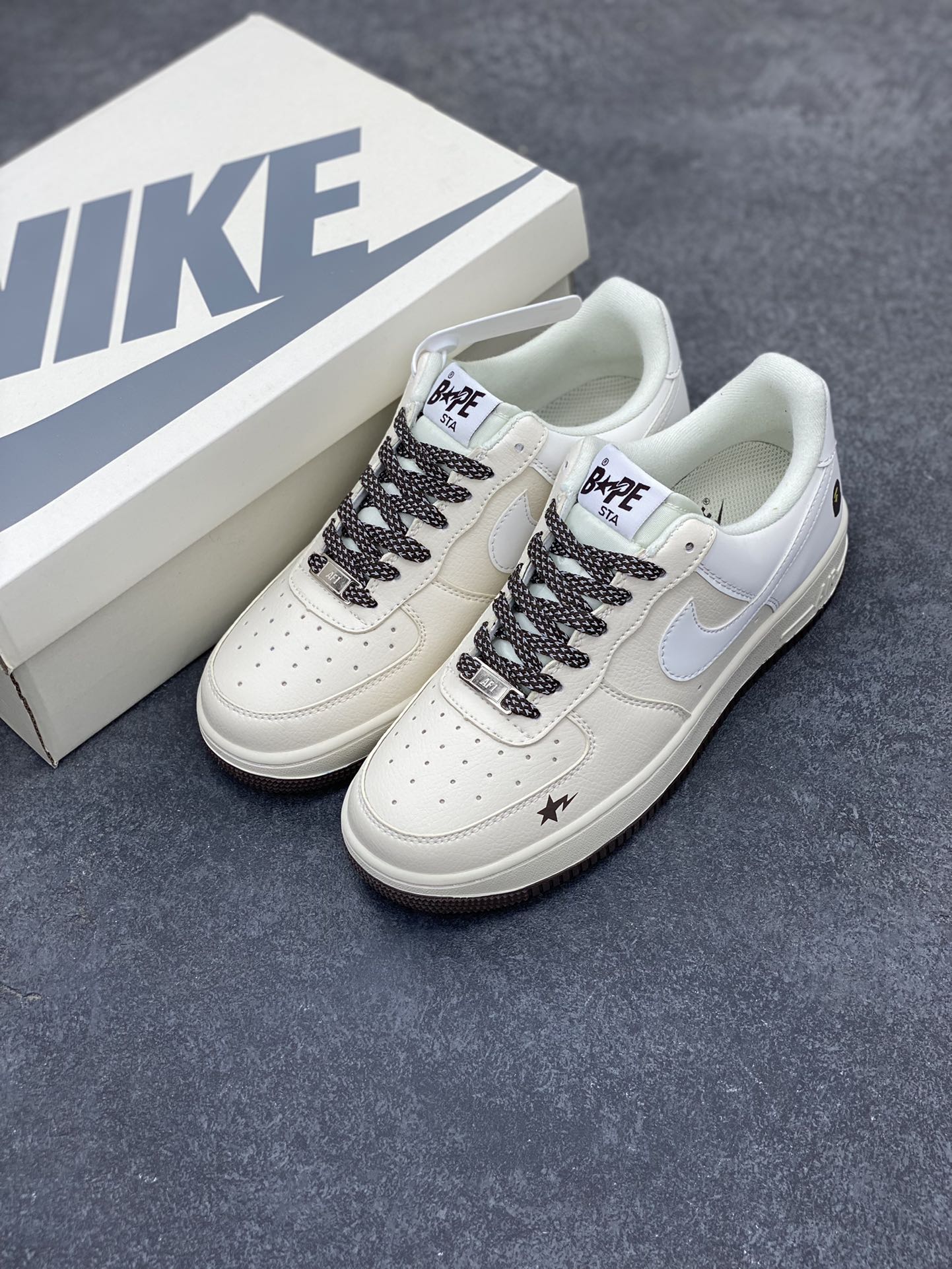 图片[8]-福利特价 NIke Air Force 1 \’07 Low “BAPE联名–米黑星星”空军一号 中帮 运动鞋 休闲鞋 折边针车 工艺难度大 原楦头原纸板 原装鞋盒 定制五金配件 内置全掌气垫 原厂鞋底 货号：FG6688-100 尺码：36 36.5 37.5 38 38.5 39 40 40.5 41 42 42.5 43 44 44.5 45-选品中心