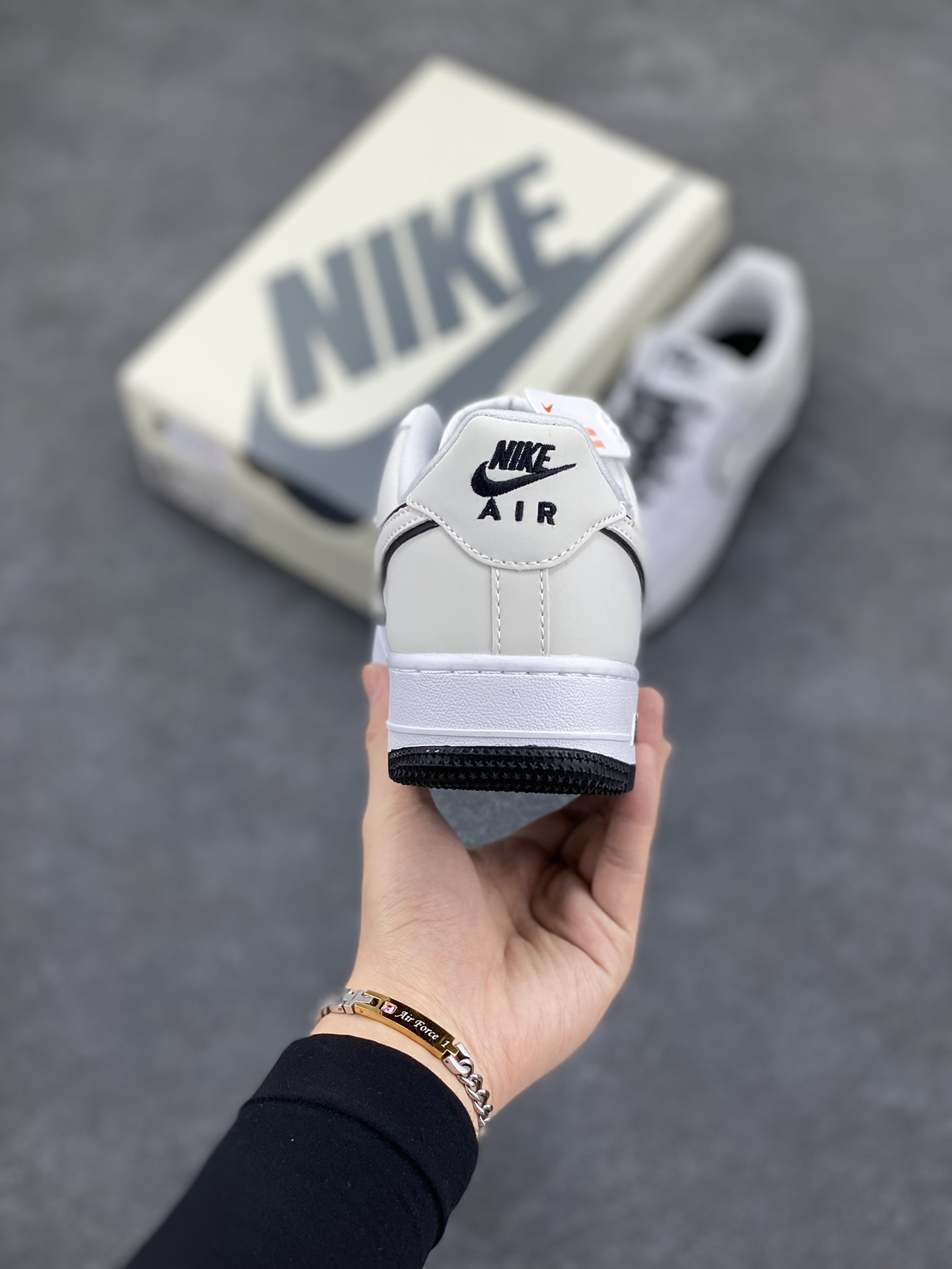 图片[4]-福利特价 NIke Air Force 1 \’07 Low “米白黑满天星”空军一号 低帮 运动鞋 休闲鞋 折边针车 工艺难度大 原楦头原纸板 原装鞋盒 定制五金配件 内置全掌气垫 原厂鞋底 货号：YZ8115-003 尺码：36 36.5 37.5 38 38.5 39 40 40.5 41 42 42.5 43 44 44.5 45-选品中心
