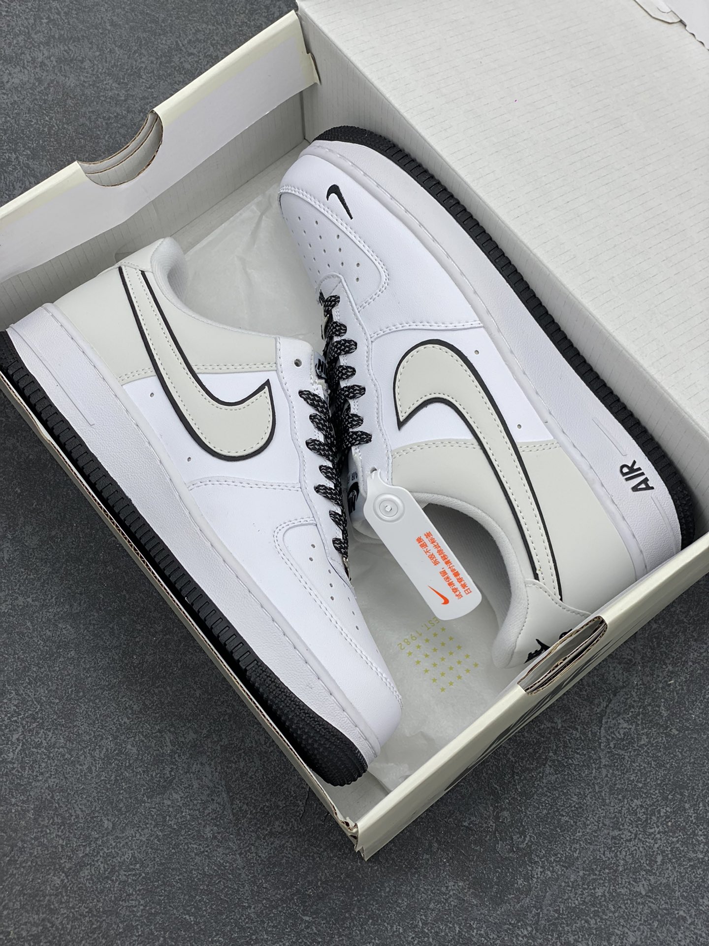 图片[9]-福利特价 NIke Air Force 1 \’07 Low “米白黑满天星”空军一号 低帮 运动鞋 休闲鞋 折边针车 工艺难度大 原楦头原纸板 原装鞋盒 定制五金配件 内置全掌气垫 原厂鞋底 货号：YZ8115-003 尺码：36 36.5 37.5 38 38.5 39 40 40.5 41 42 42.5 43 44 44.5 45-选品中心