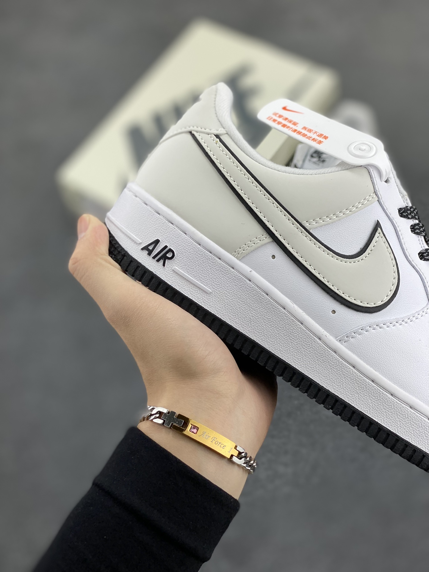 图片[6]-福利特价 NIke Air Force 1 \’07 Low “米白黑满天星”空军一号 低帮 运动鞋 休闲鞋 折边针车 工艺难度大 原楦头原纸板 原装鞋盒 定制五金配件 内置全掌气垫 原厂鞋底 货号：YZ8115-003 尺码：36 36.5 37.5 38 38.5 39 40 40.5 41 42 42.5 43 44 44.5 45-选品中心