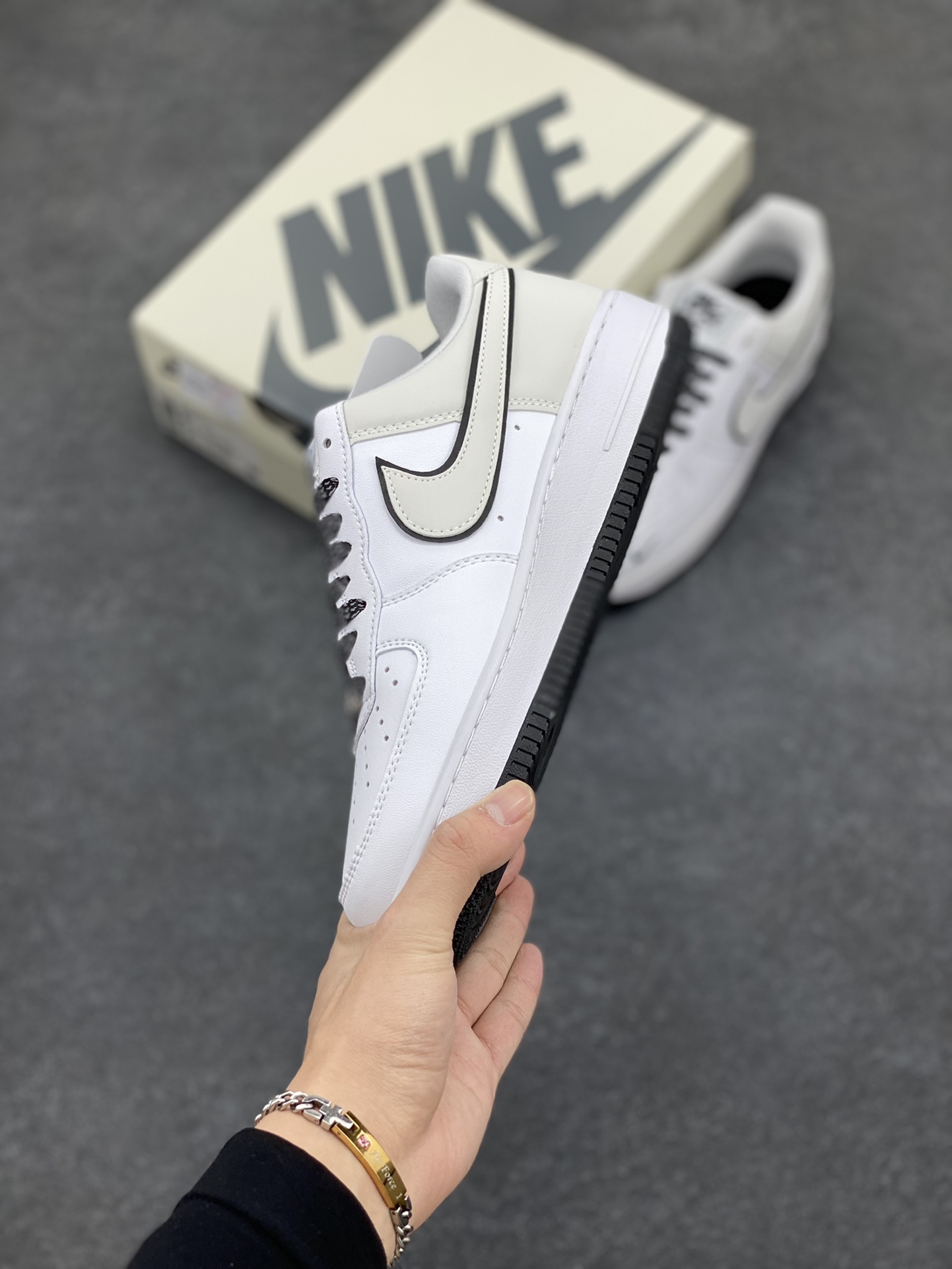 图片[3]-福利特价 NIke Air Force 1 \’07 Low “米白黑满天星”空军一号 低帮 运动鞋 休闲鞋 折边针车 工艺难度大 原楦头原纸板 原装鞋盒 定制五金配件 内置全掌气垫 原厂鞋底 货号：YZ8115-003 尺码：36 36.5 37.5 38 38.5 39 40 40.5 41 42 42.5 43 44 44.5 45-选品中心