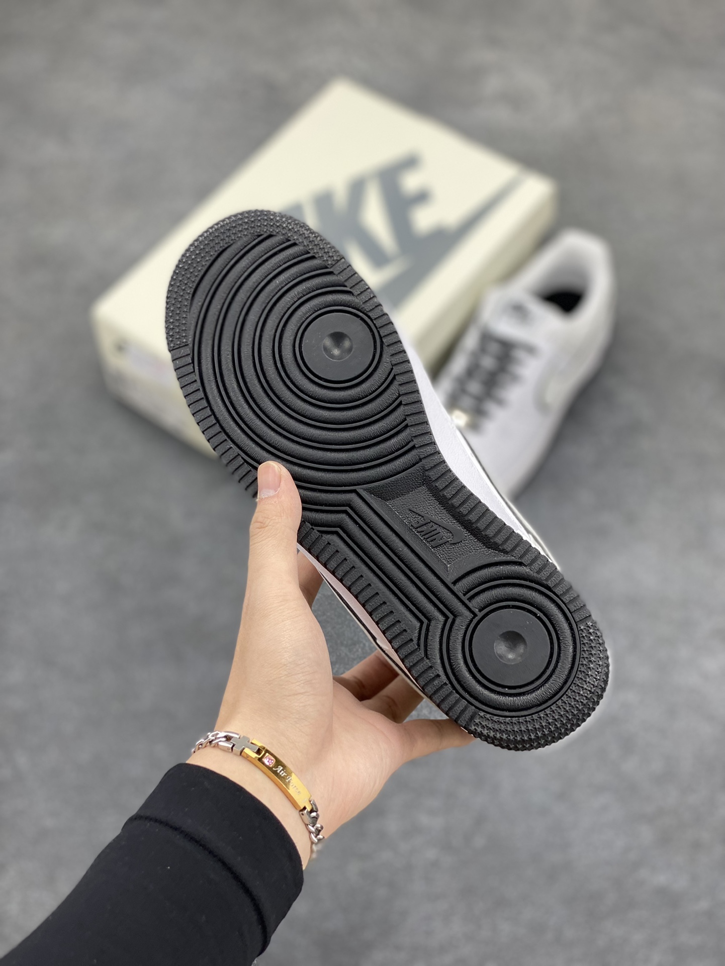 图片[5]-福利特价 NIke Air Force 1 \’07 Low “米白黑满天星”空军一号 低帮 运动鞋 休闲鞋 折边针车 工艺难度大 原楦头原纸板 原装鞋盒 定制五金配件 内置全掌气垫 原厂鞋底 货号：YZ8115-003 尺码：36 36.5 37.5 38 38.5 39 40 40.5 41 42 42.5 43 44 44.5 45-选品中心
