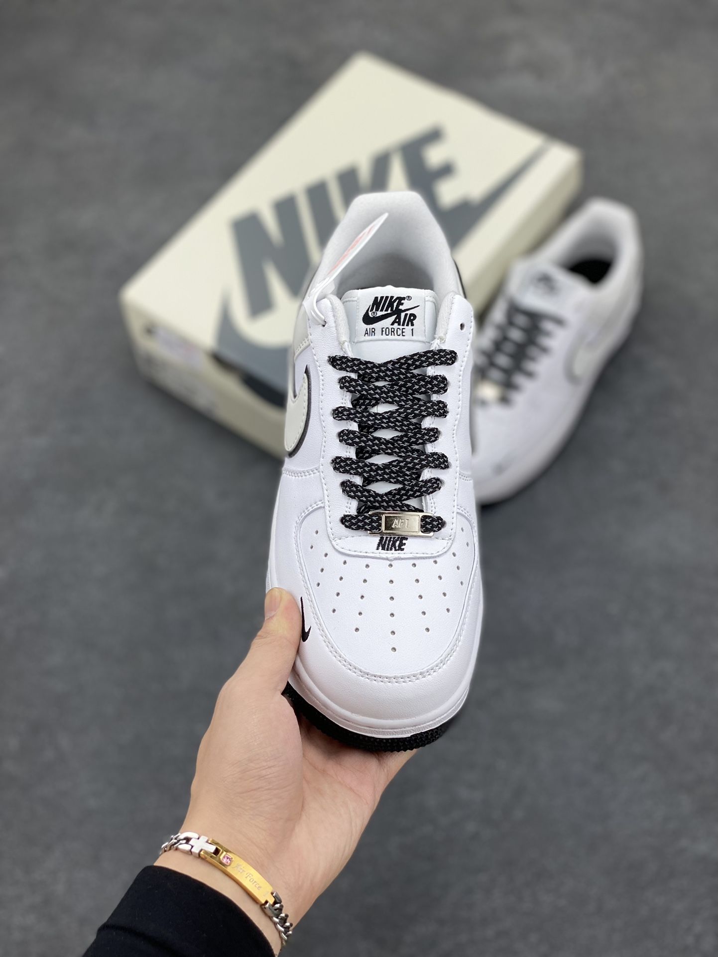 图片[2]-福利特价 NIke Air Force 1 \’07 Low “米白黑满天星”空军一号 低帮 运动鞋 休闲鞋 折边针车 工艺难度大 原楦头原纸板 原装鞋盒 定制五金配件 内置全掌气垫 原厂鞋底 货号：YZ8115-003 尺码：36 36.5 37.5 38 38.5 39 40 40.5 41 42 42.5 43 44 44.5 45-选品中心