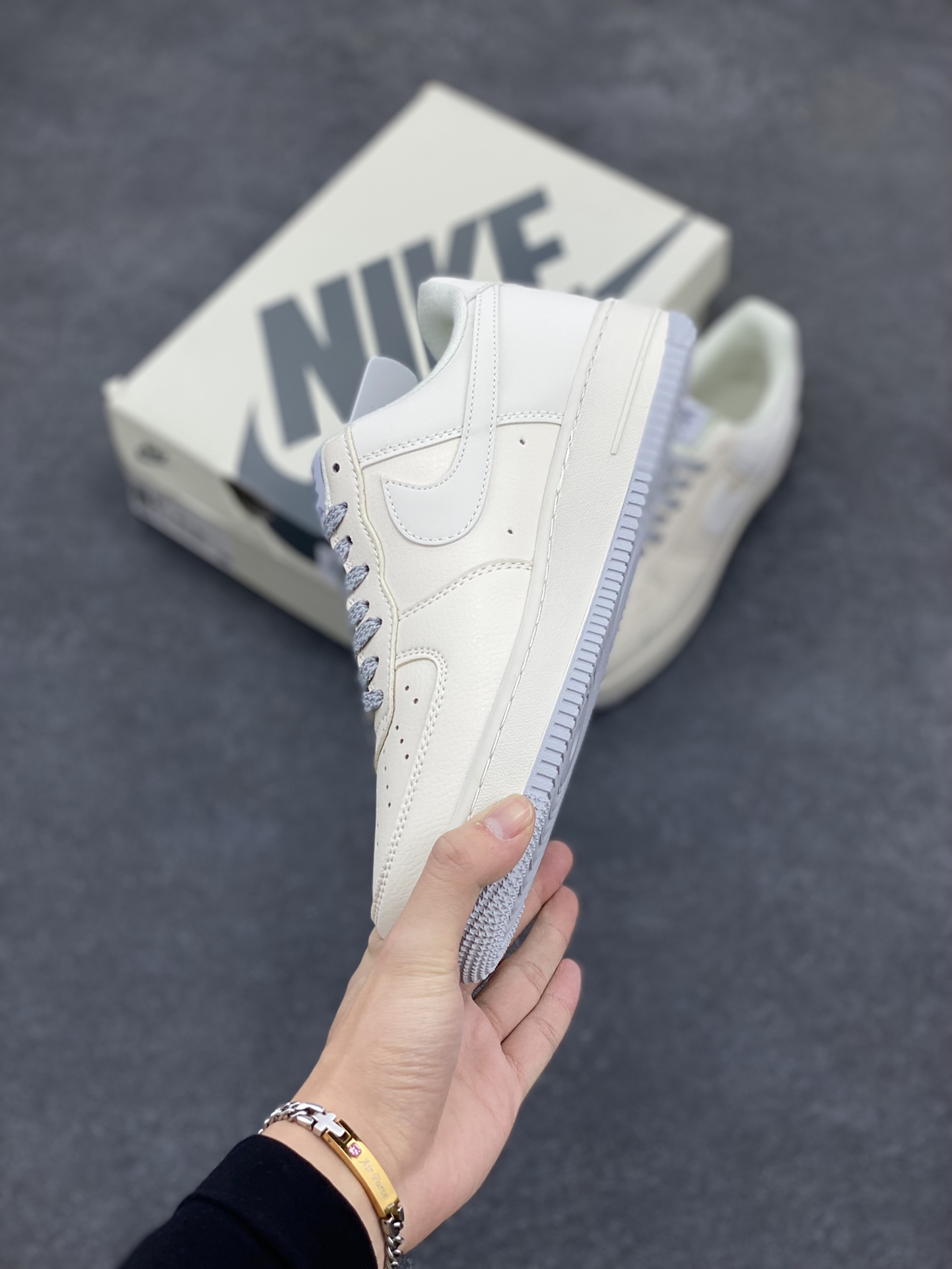 图片[3]-福利特价 NIke Air Force 1 \’07 Low “Bape联名–米灰满天星”空军一号 低帮 运动鞋 休闲鞋 折边针车 工艺难度大 原楦头原纸板 原装鞋盒 定制五金配件 内置全掌气垫 原厂鞋底 货号：FG6688-104 尺码：36 36.5 37.5 38 38.5 39 40 40.5 41 42 42.5 43 44 44.5 45-选品中心
