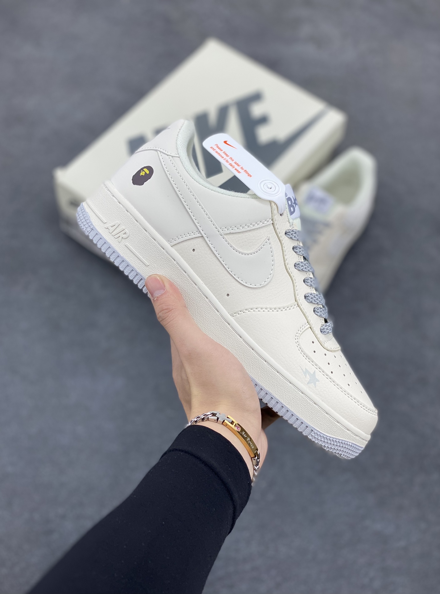 福利特价 NIke Air Force 1 \’07 Low “Bape联名–米灰满天星”空军一号 低帮 运动鞋 休闲鞋 折边针车 工艺难度大 原楦头原纸板 原装鞋盒 定制五金配件 内置全掌气垫 原厂鞋底 货号:FG6688-104 尺码:36 36.5 37.5 38 38.5 39 40 40.5 41 42 42.5 43 44 44.5 45-选品中心