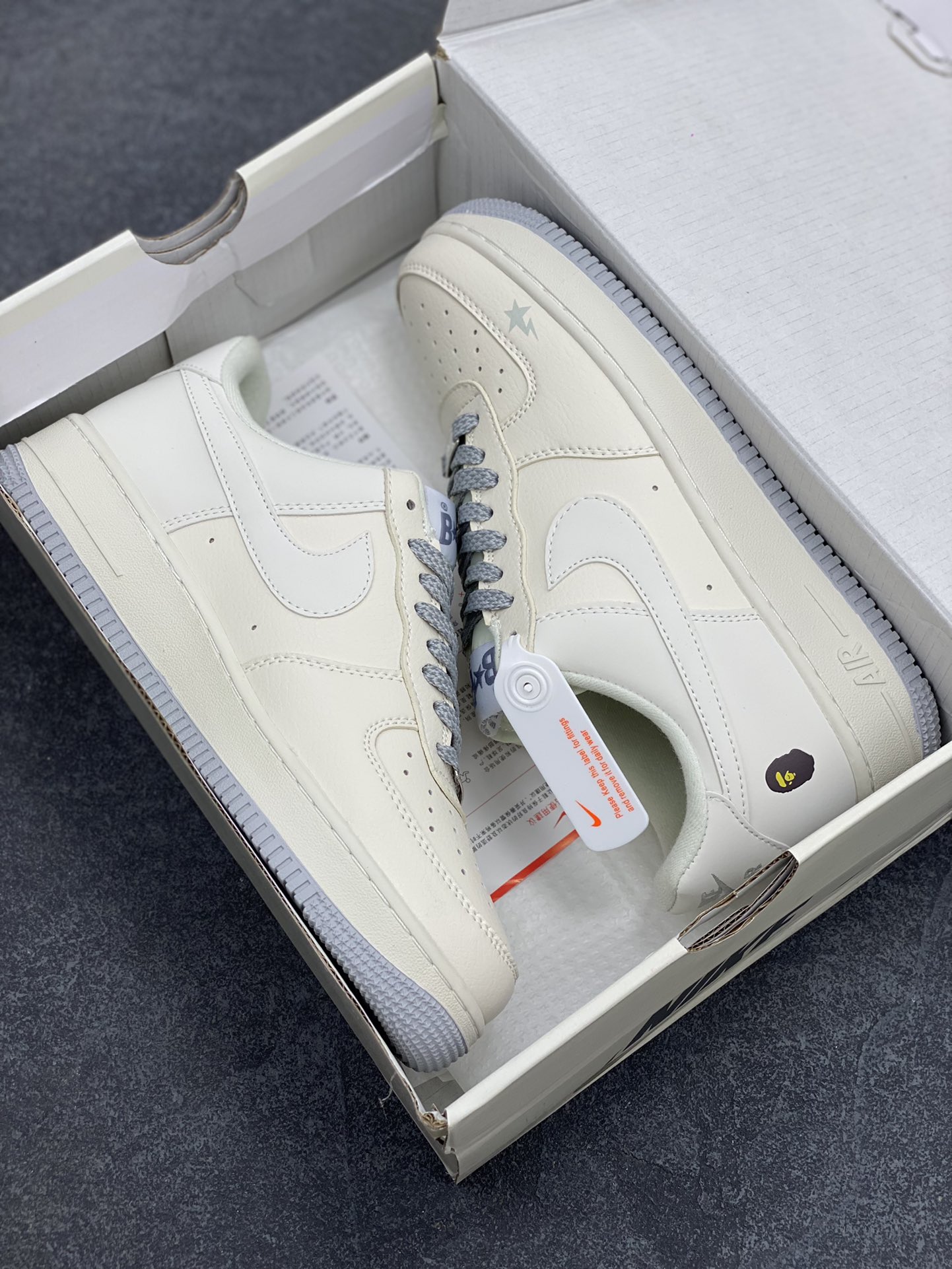 图片[9]-福利特价 NIke Air Force 1 \’07 Low “Bape联名–米灰满天星”空军一号 低帮 运动鞋 休闲鞋 折边针车 工艺难度大 原楦头原纸板 原装鞋盒 定制五金配件 内置全掌气垫 原厂鞋底 货号：FG6688-104 尺码：36 36.5 37.5 38 38.5 39 40 40.5 41 42 42.5 43 44 44.5 45-选品中心